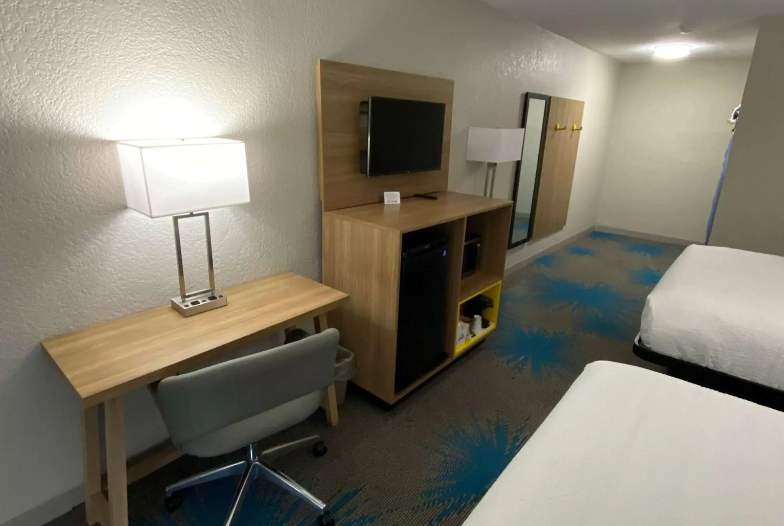 Bedroom, TV/Entertainment Center in Days Inn by Wyndham Waco University Area