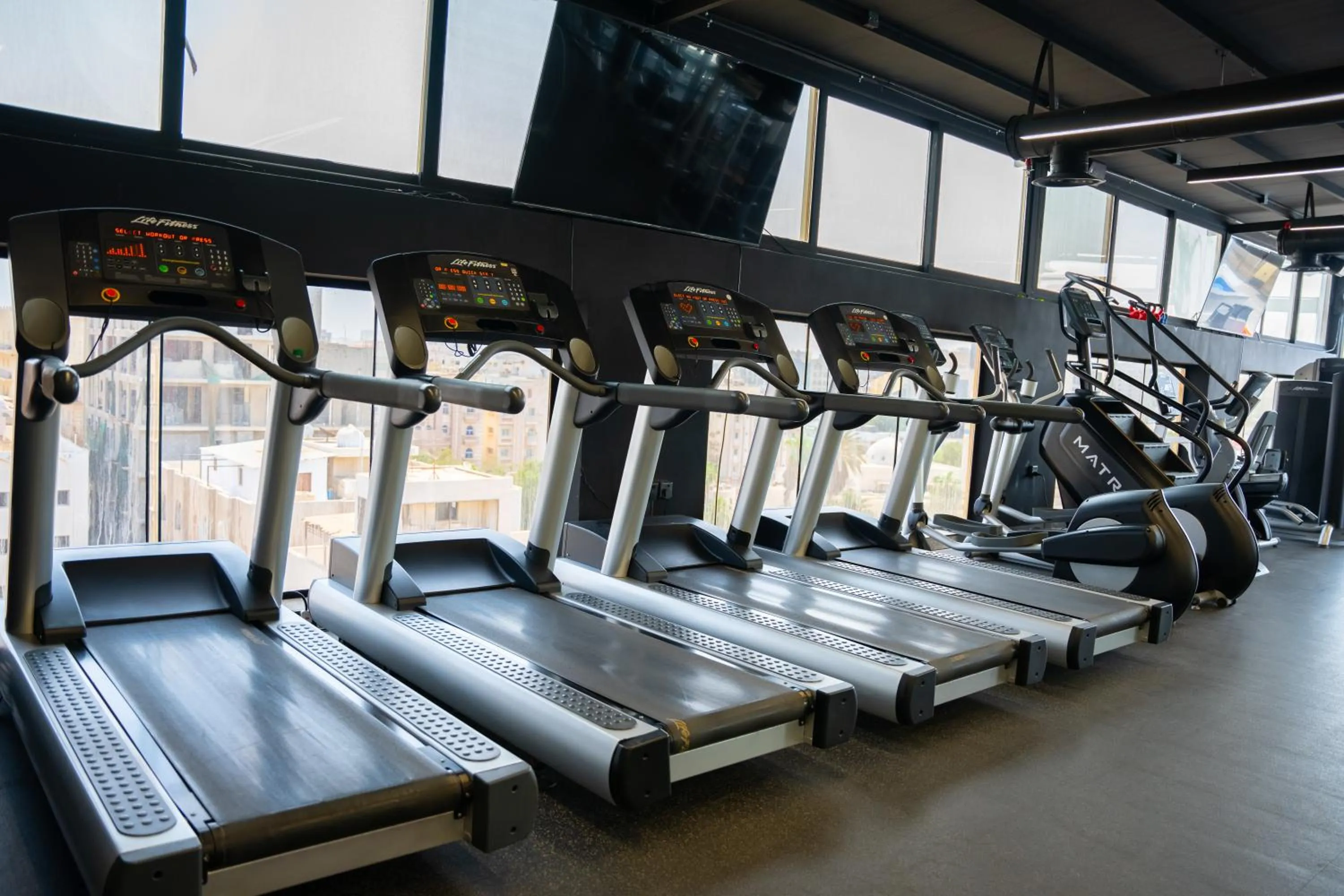 Fitness centre/facilities in Rosemond Al Hamra