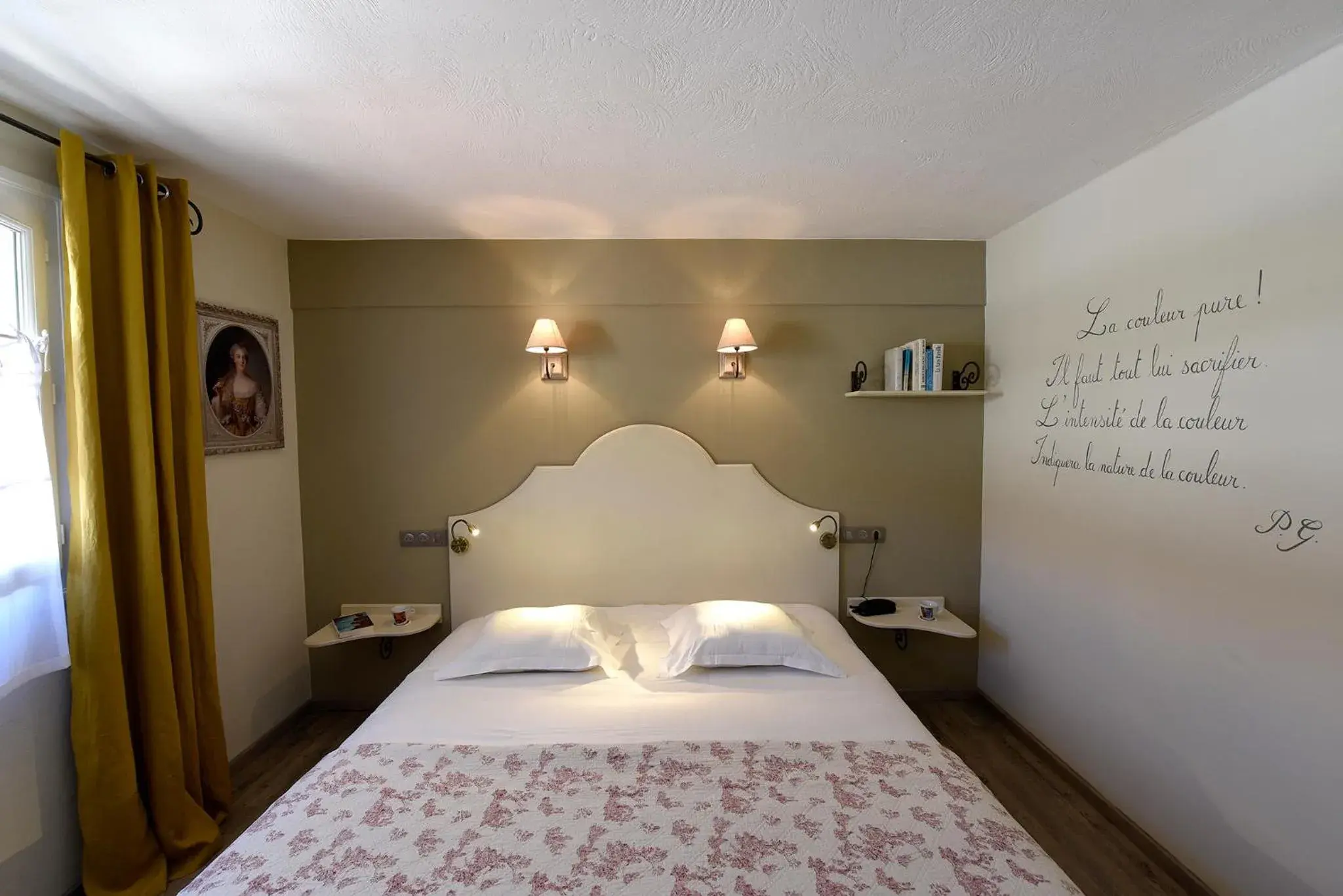 Bed in The Originals Boutique, Hôtel du Parc, Cavaillon (Inter-Hotel)