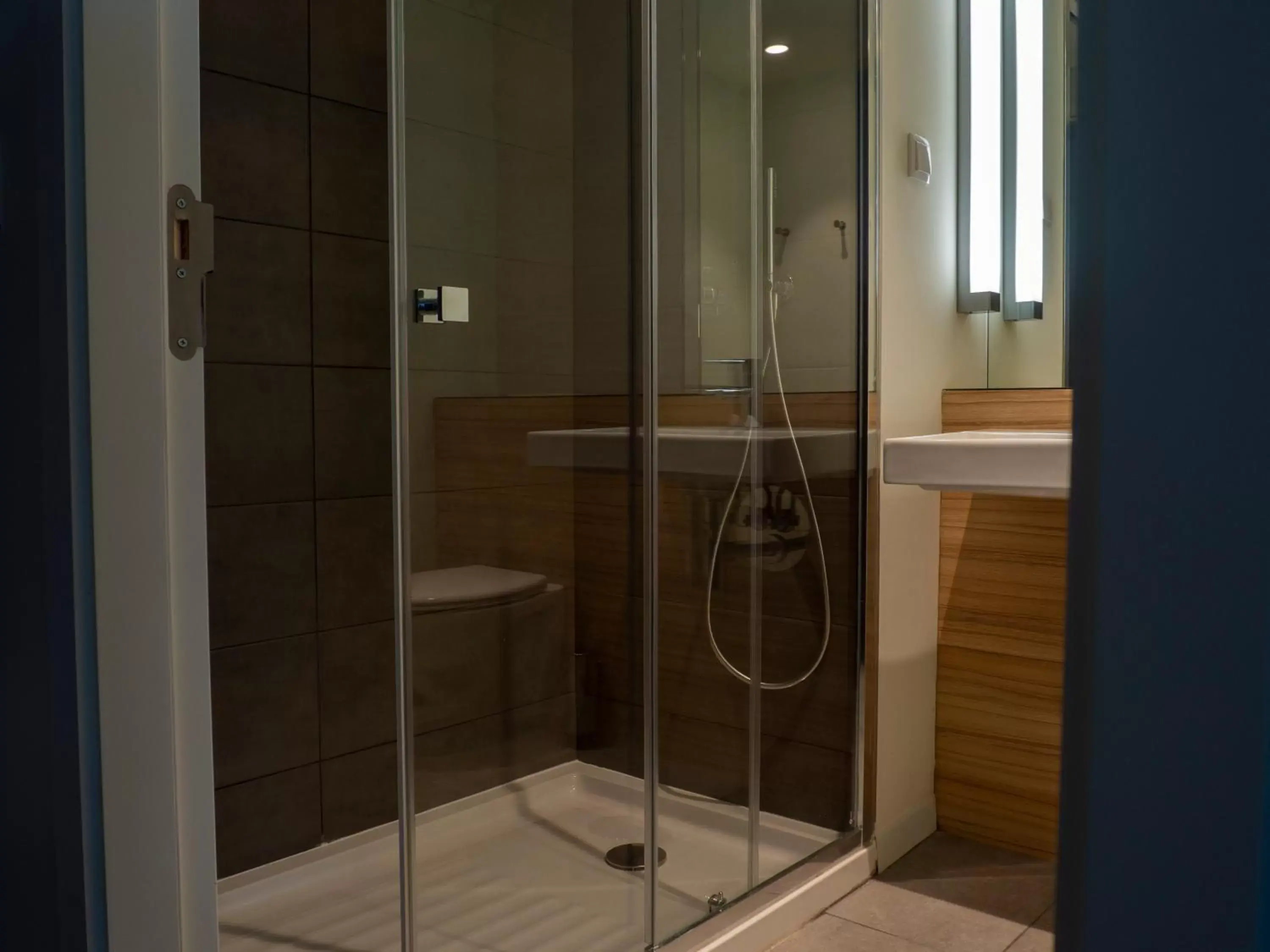 Shower, Bathroom in Campanile Caldas da Rainha