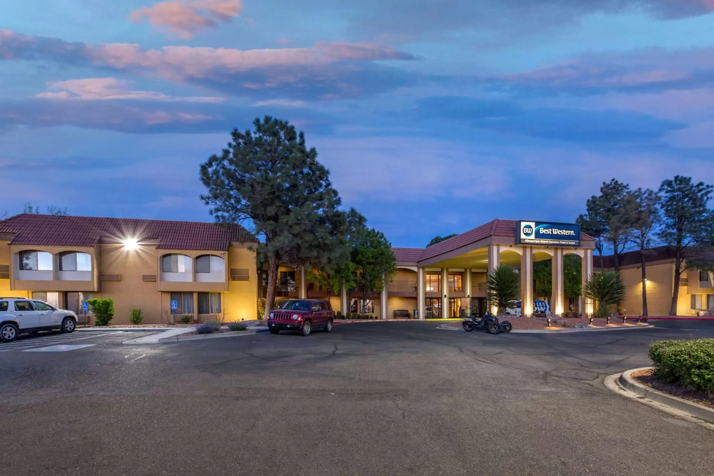 Property Building in Best Western Airport Albuquerque InnSuites Hotel & Suites