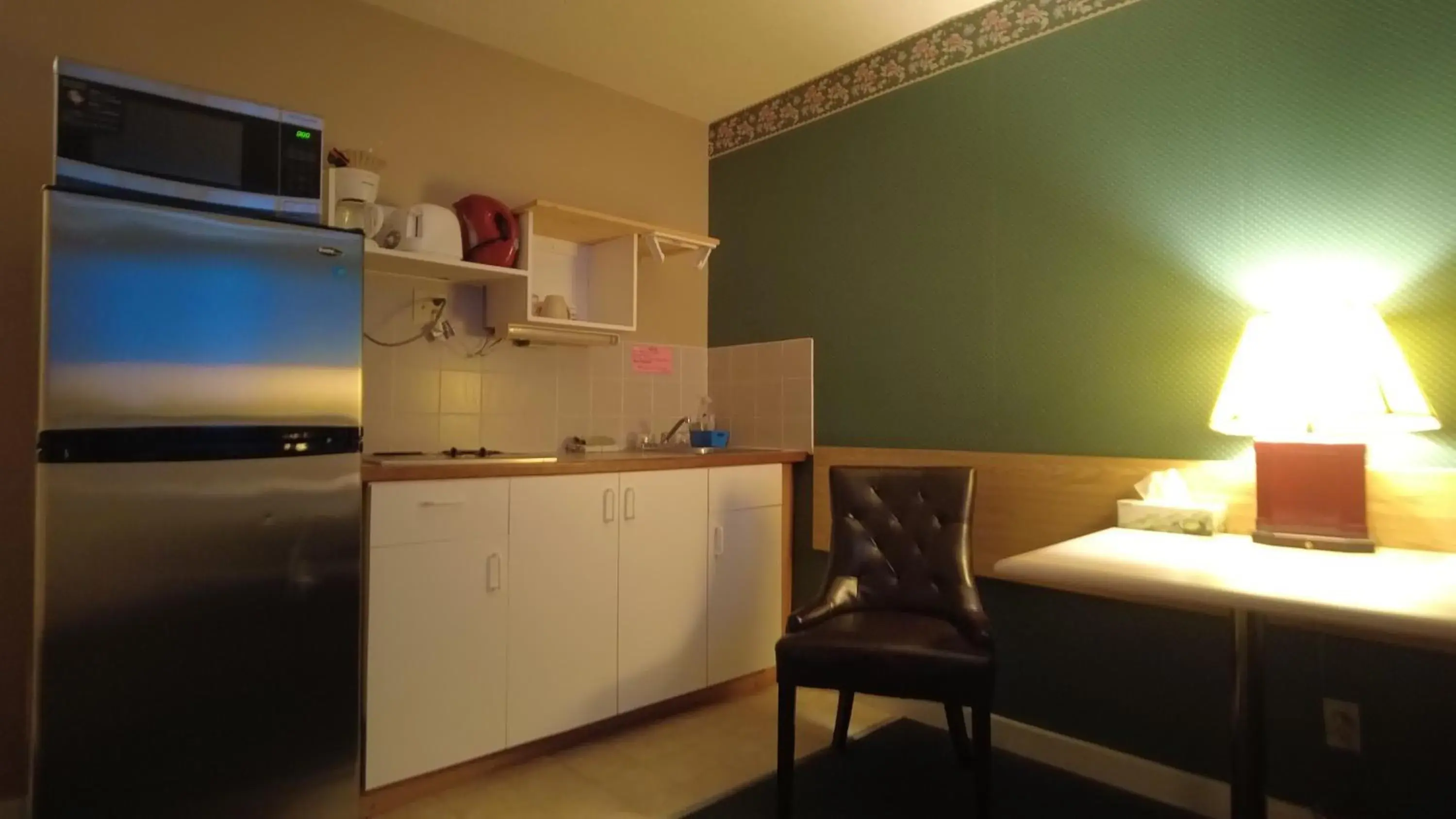 Kitchen/Kitchenette in Sundre Motor Inn