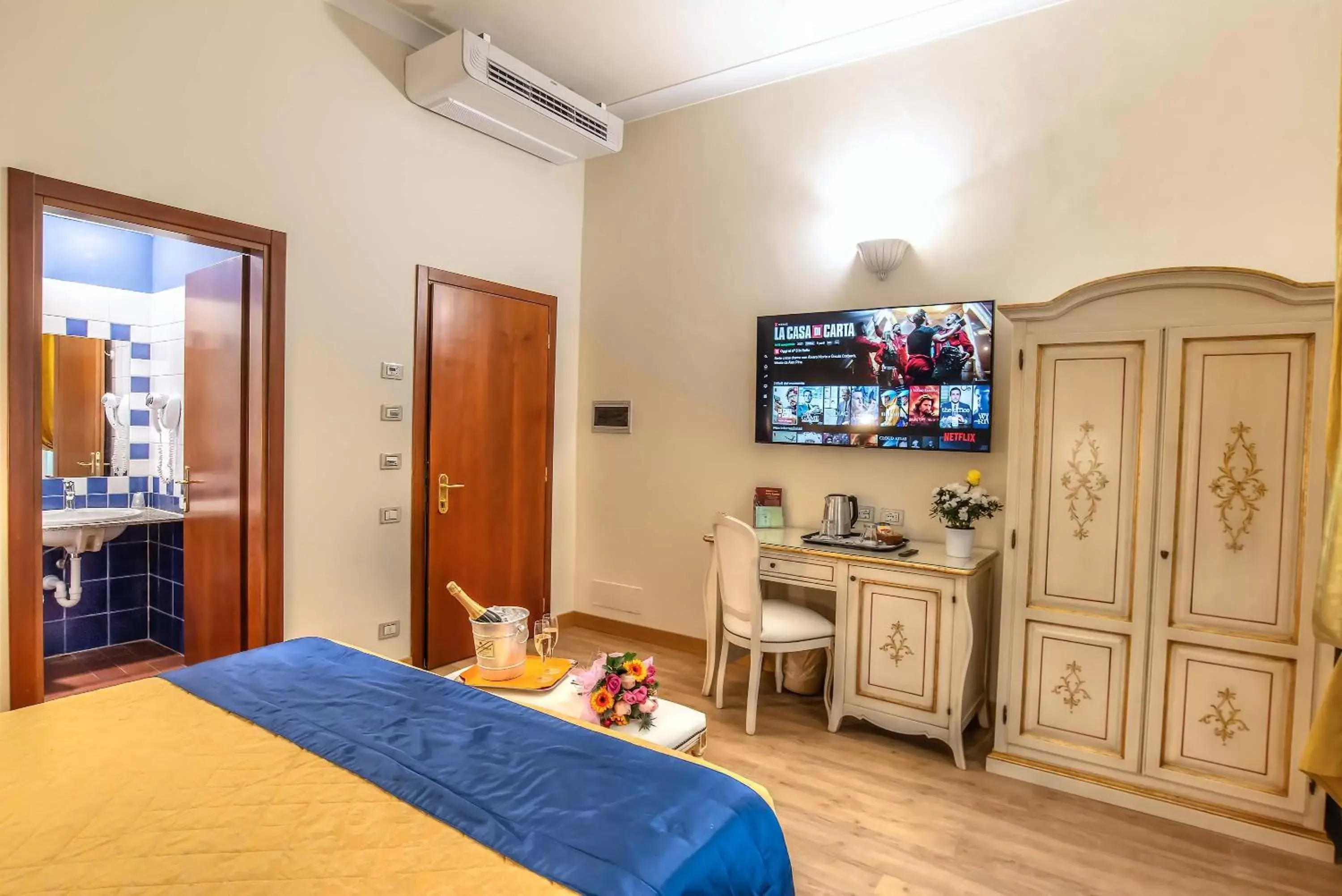 Bed, TV/Entertainment Center in Hotel Porta Faenza