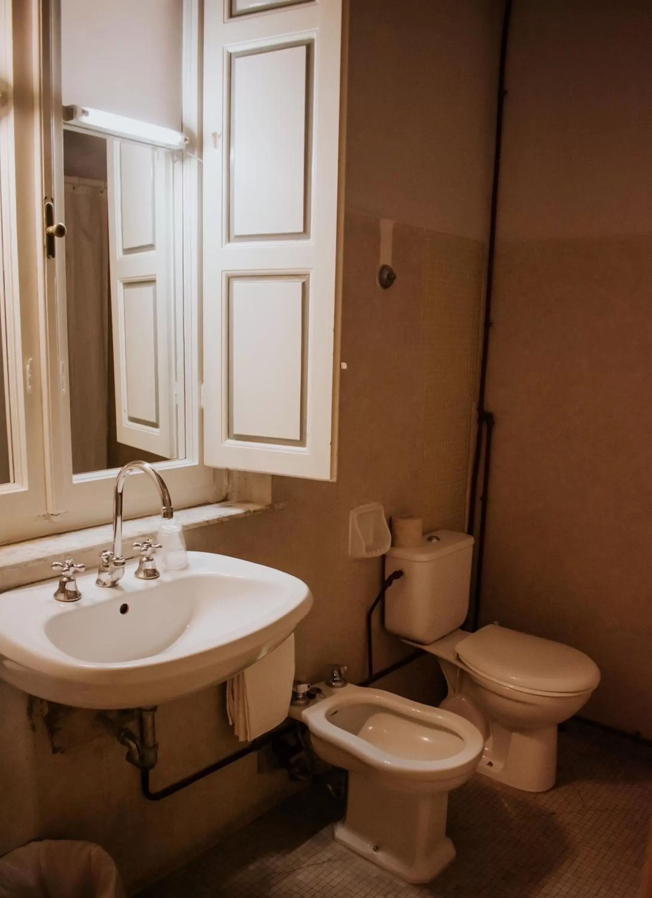 Toilet, Bathroom in Royal Victoria Hotel