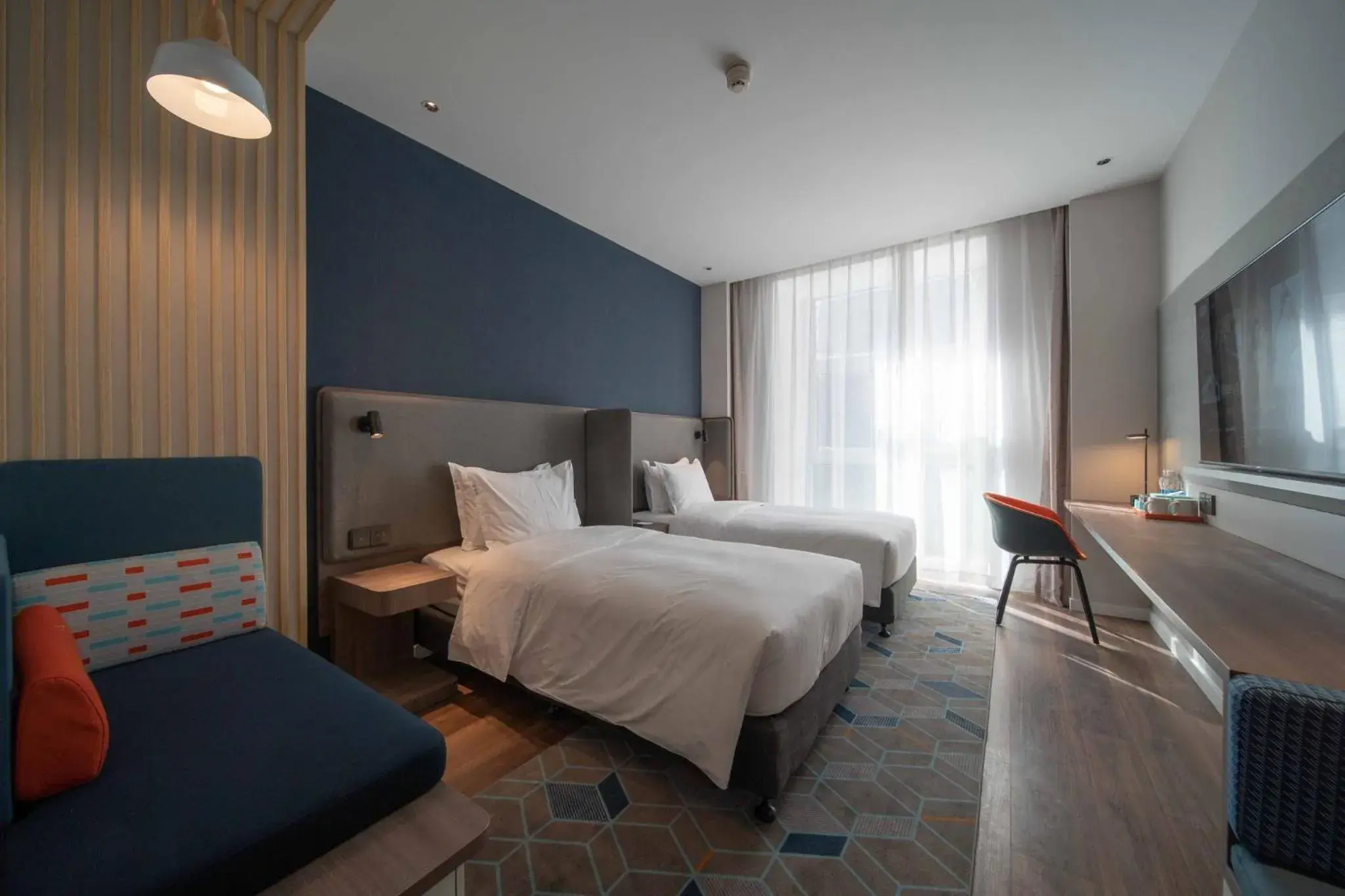 Photo of the whole room, Bed in Holiday Inn Express Zhengzhou Guancheng, an IHG Hotel