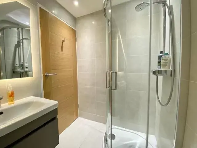 Bathroom in 72 Ashley Road