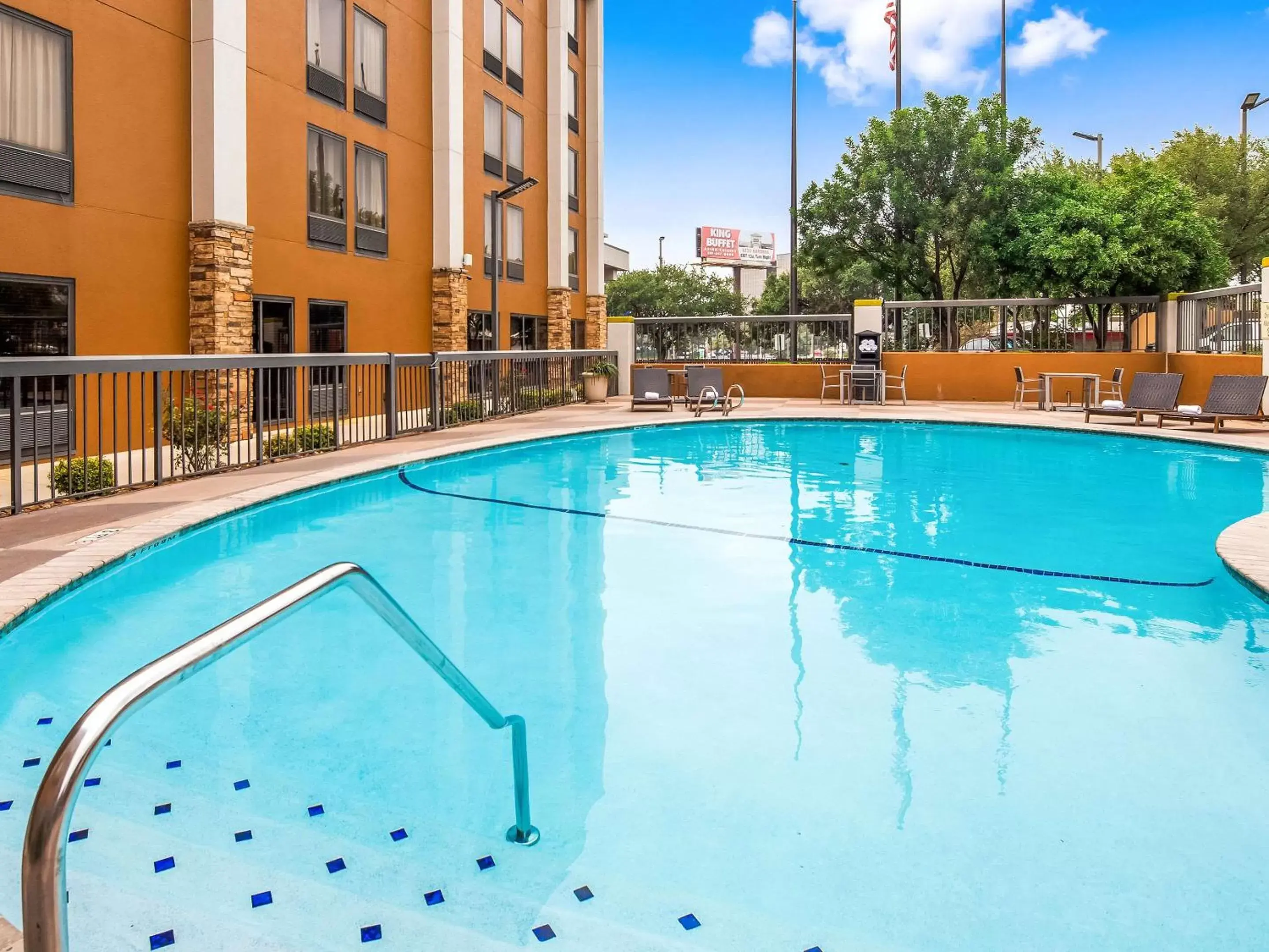 Activities, Swimming Pool in Clarion Pointe near Medical Center