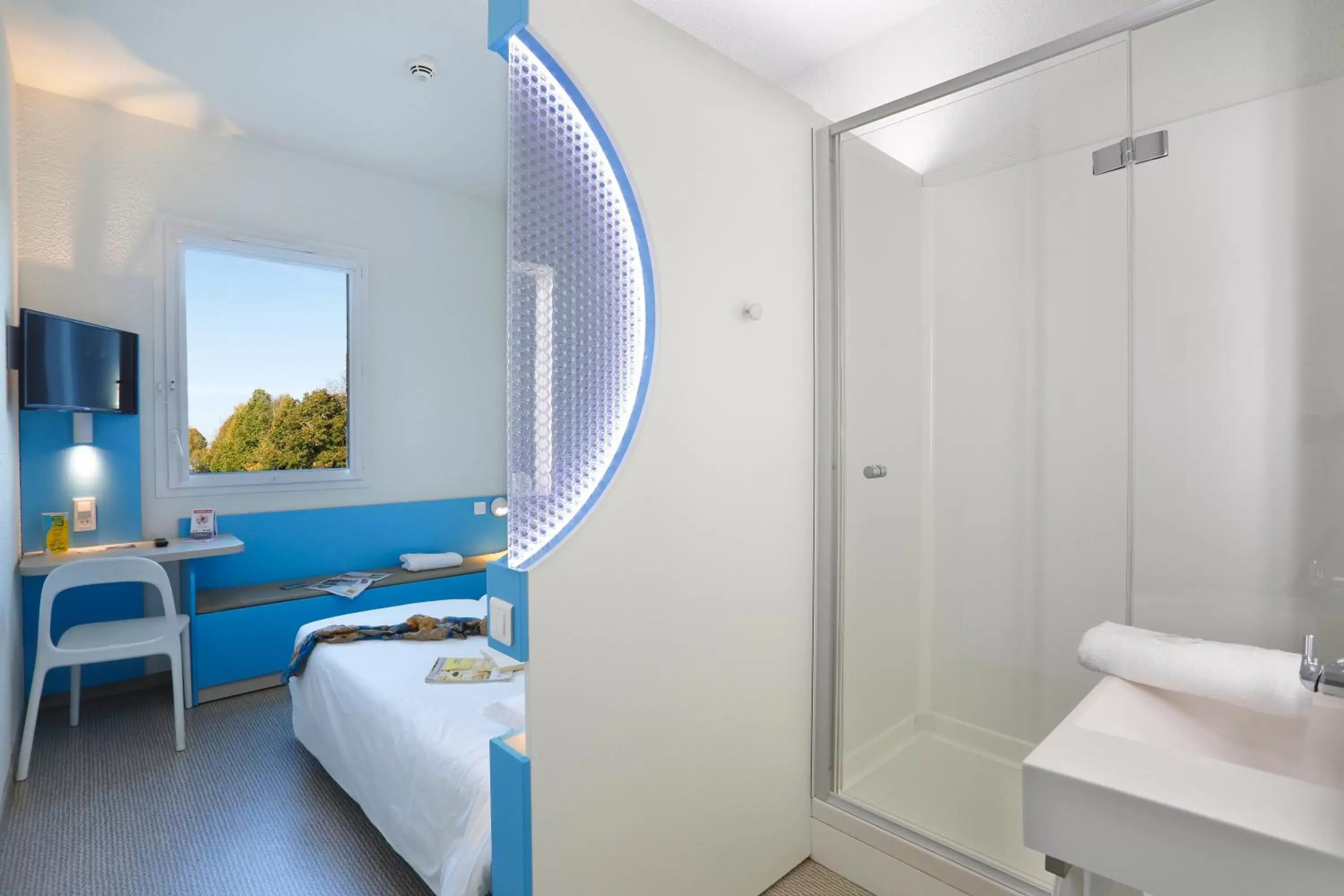 Bedroom, Bathroom in First Inn Hotel Paris Sud Les Ulis