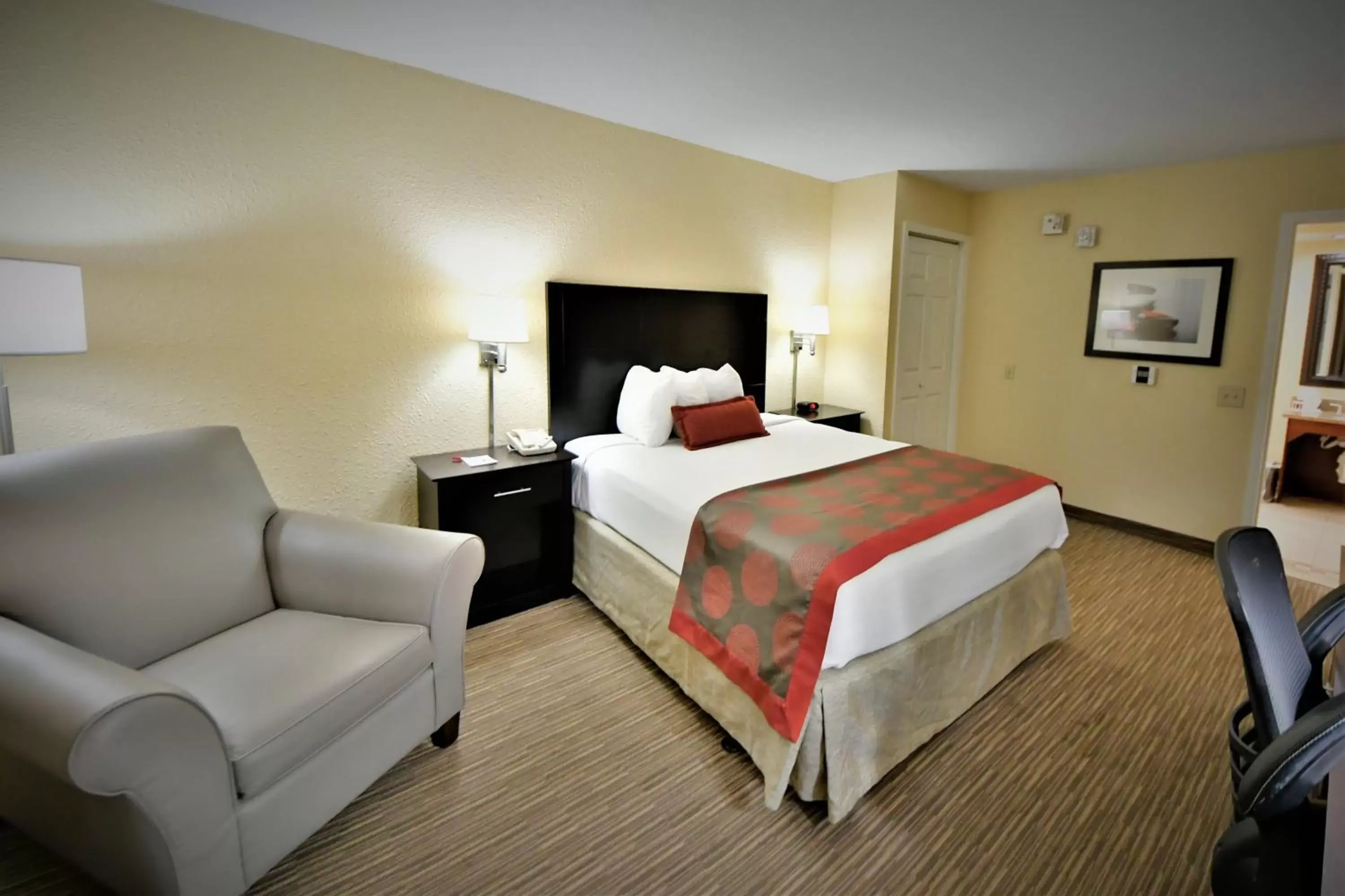 Bedroom in Ramada by Wyndham Jacksonville Hotel & Conference Center