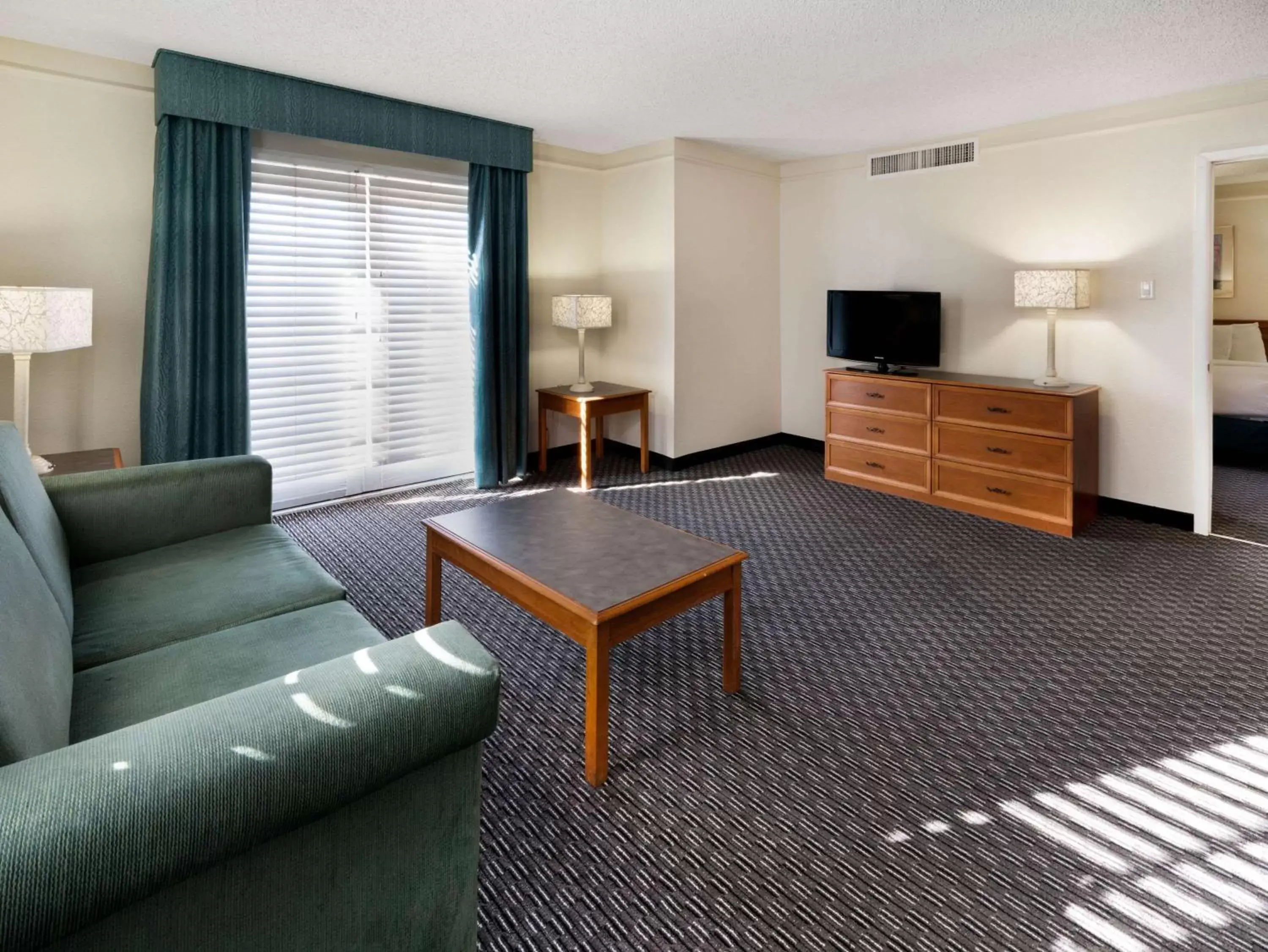 Photo of the whole room, Seating Area in La Quinta Inn by Wyndham Phoenix Thomas Road
