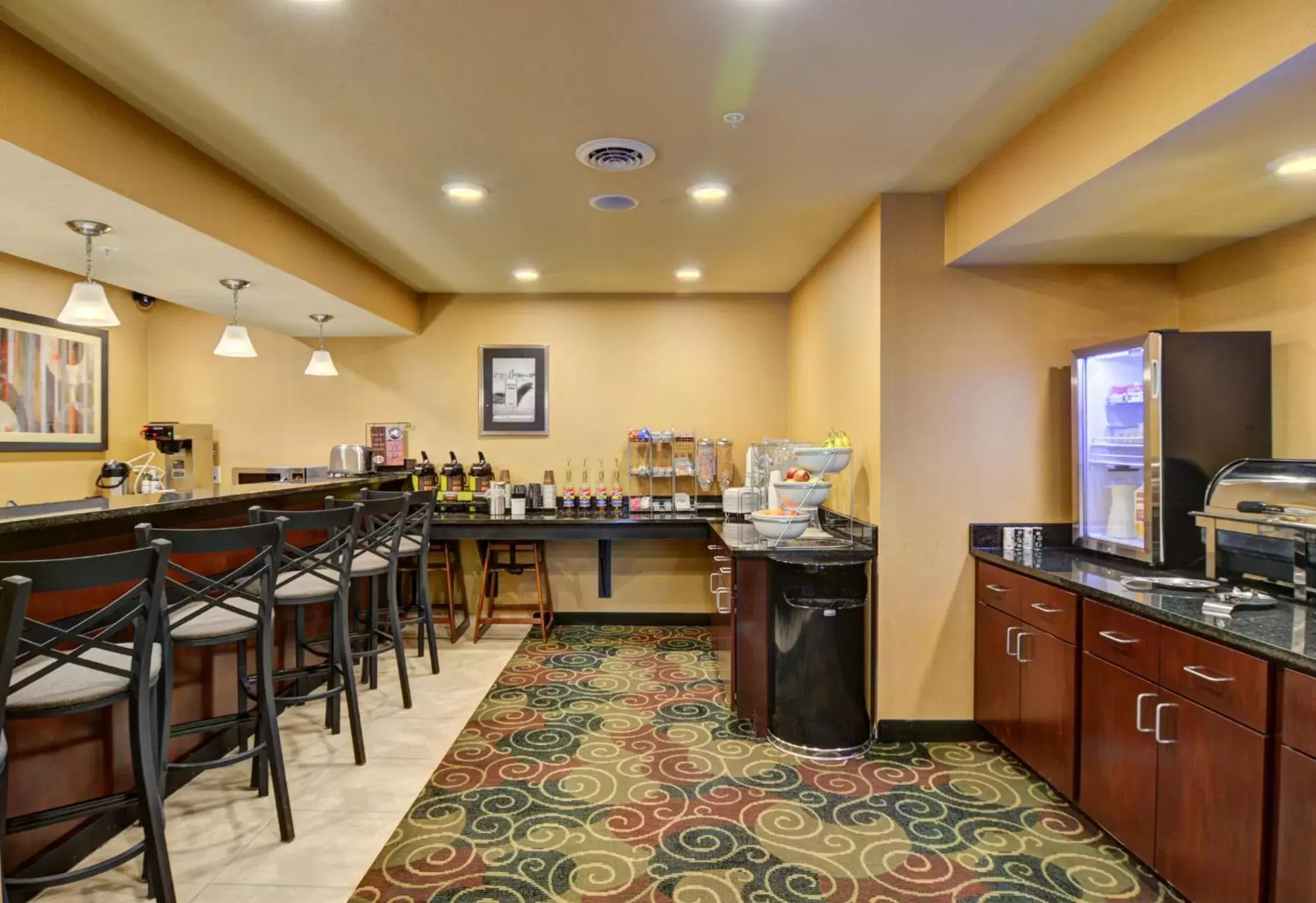 Lounge or bar in Cobblestone Hotel & Suites - Punxsutawney Lounge or bar in Cobblestone Hotel & Suites - Punxsutawney