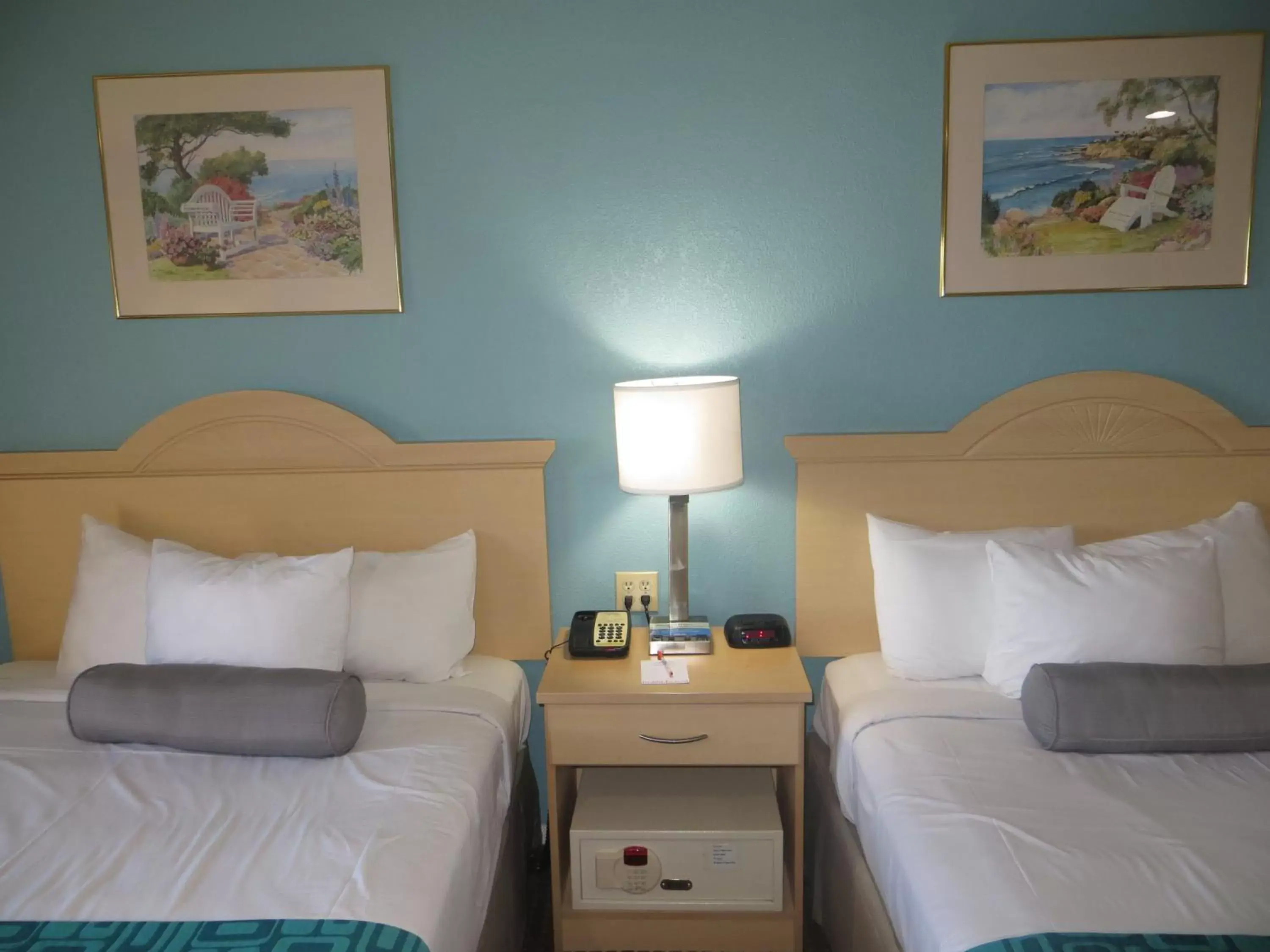 Bed, Room Photo in Howard Johnson by Wyndham Santa Cruz Beach Boardwalk