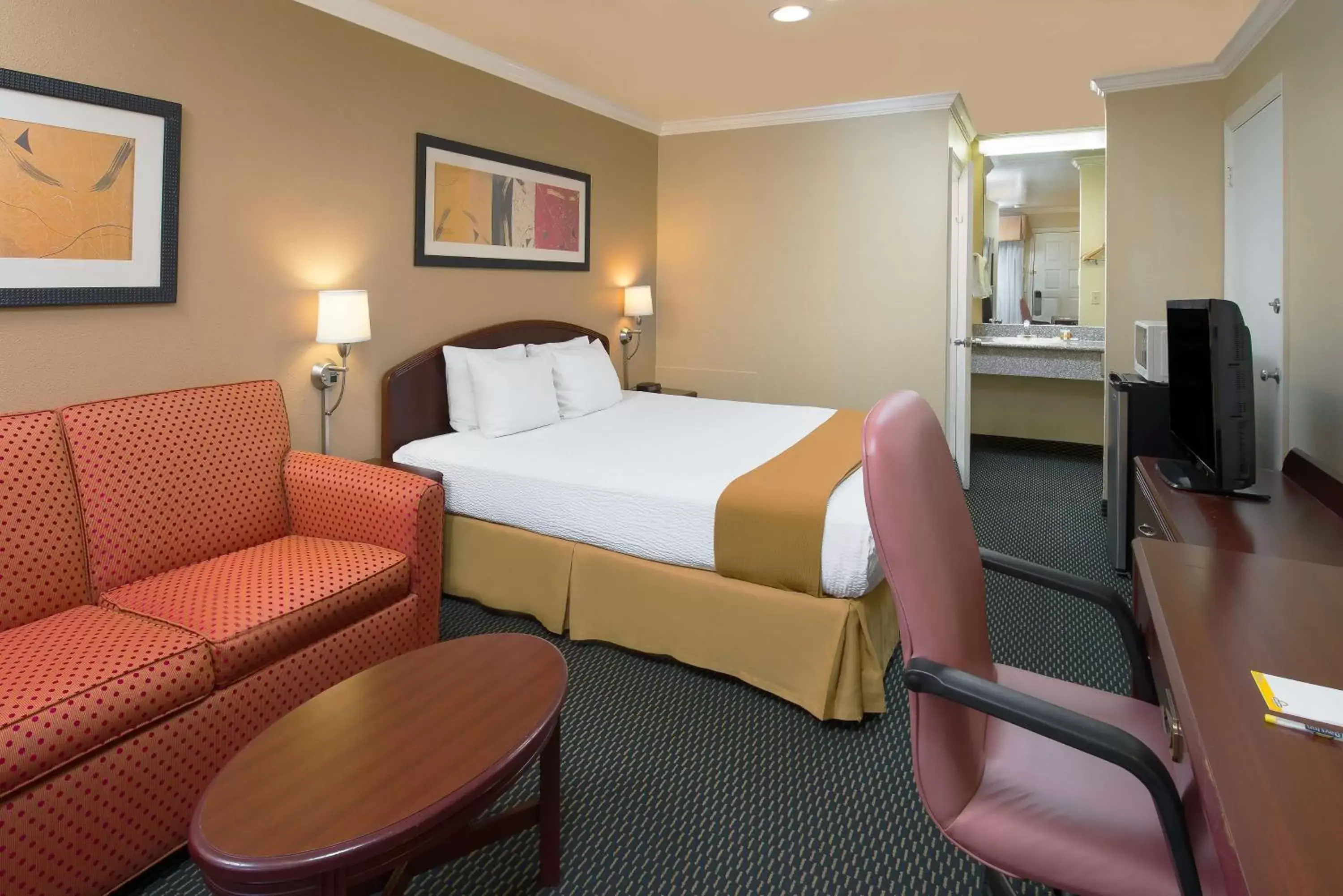 Photo of the whole room, Bed in Days Inn by Wyndham Pinole Berkeley