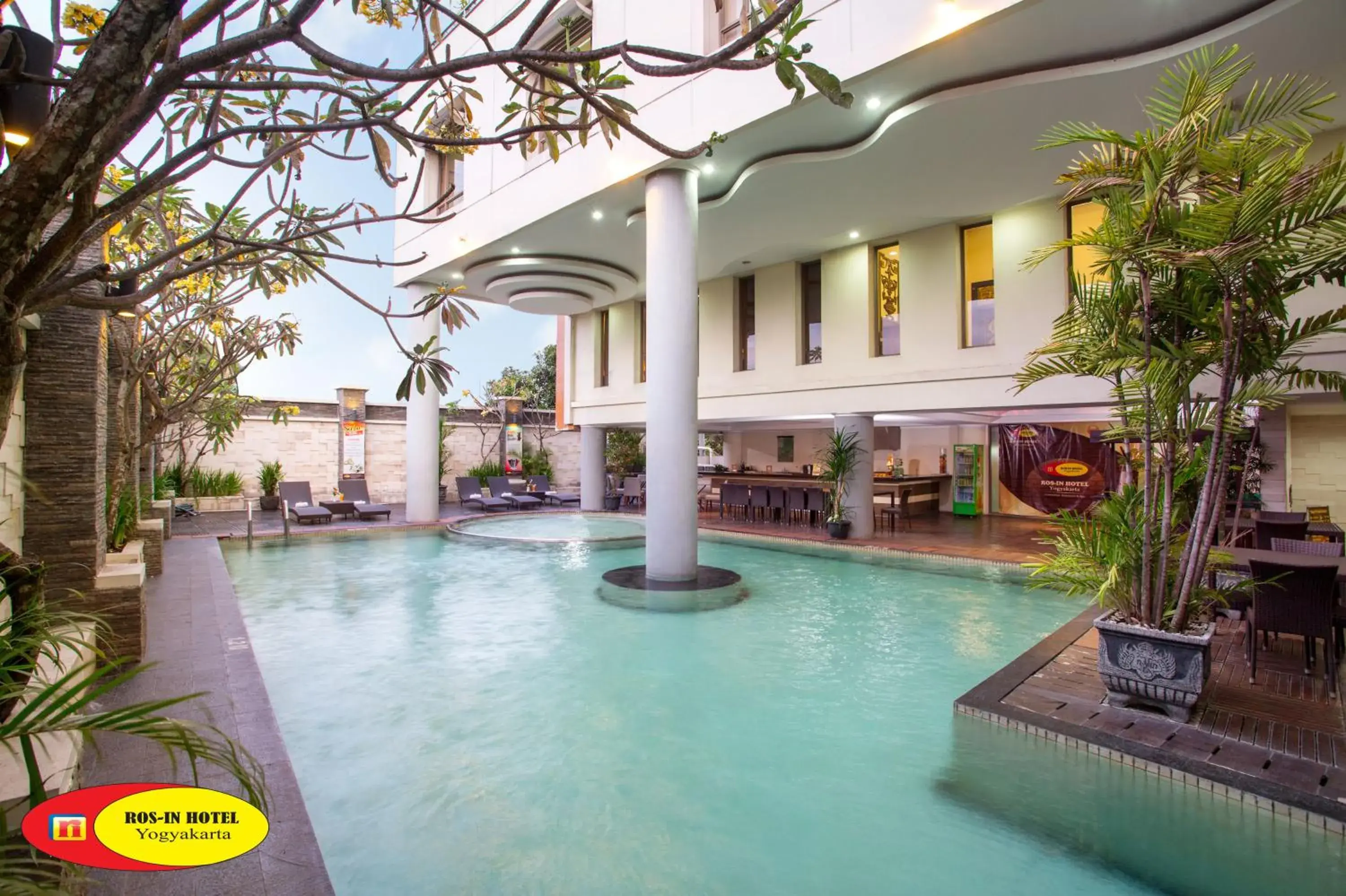 Swimming pool in Ros-In Hotel Swimming pool in Ros-In Hotel