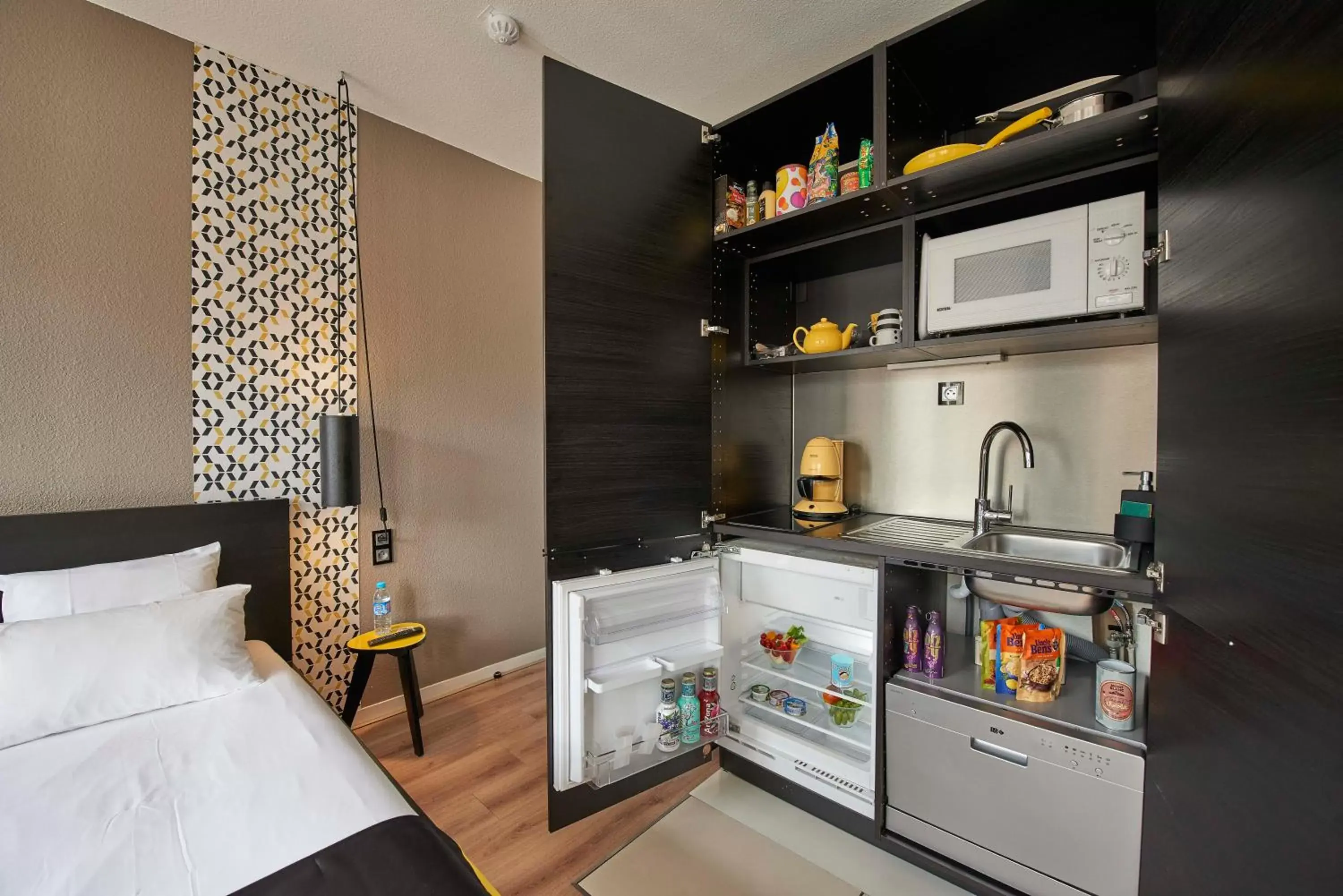 Photo of the whole room, Kitchen/Kitchenette in L'aparthoteL LhL