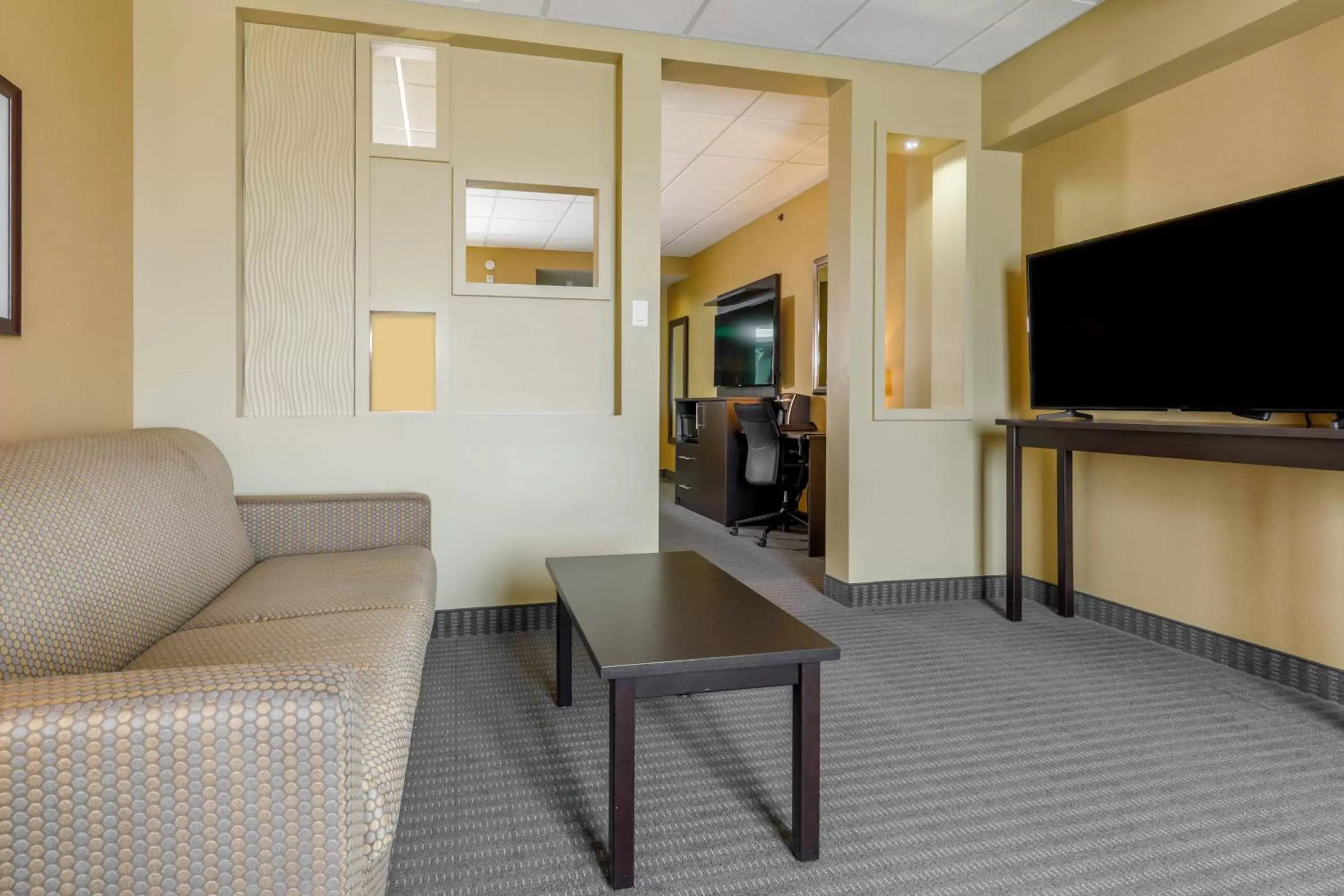 Living room, TV/Entertainment Center in Quality Inn & Suites Victoriaville