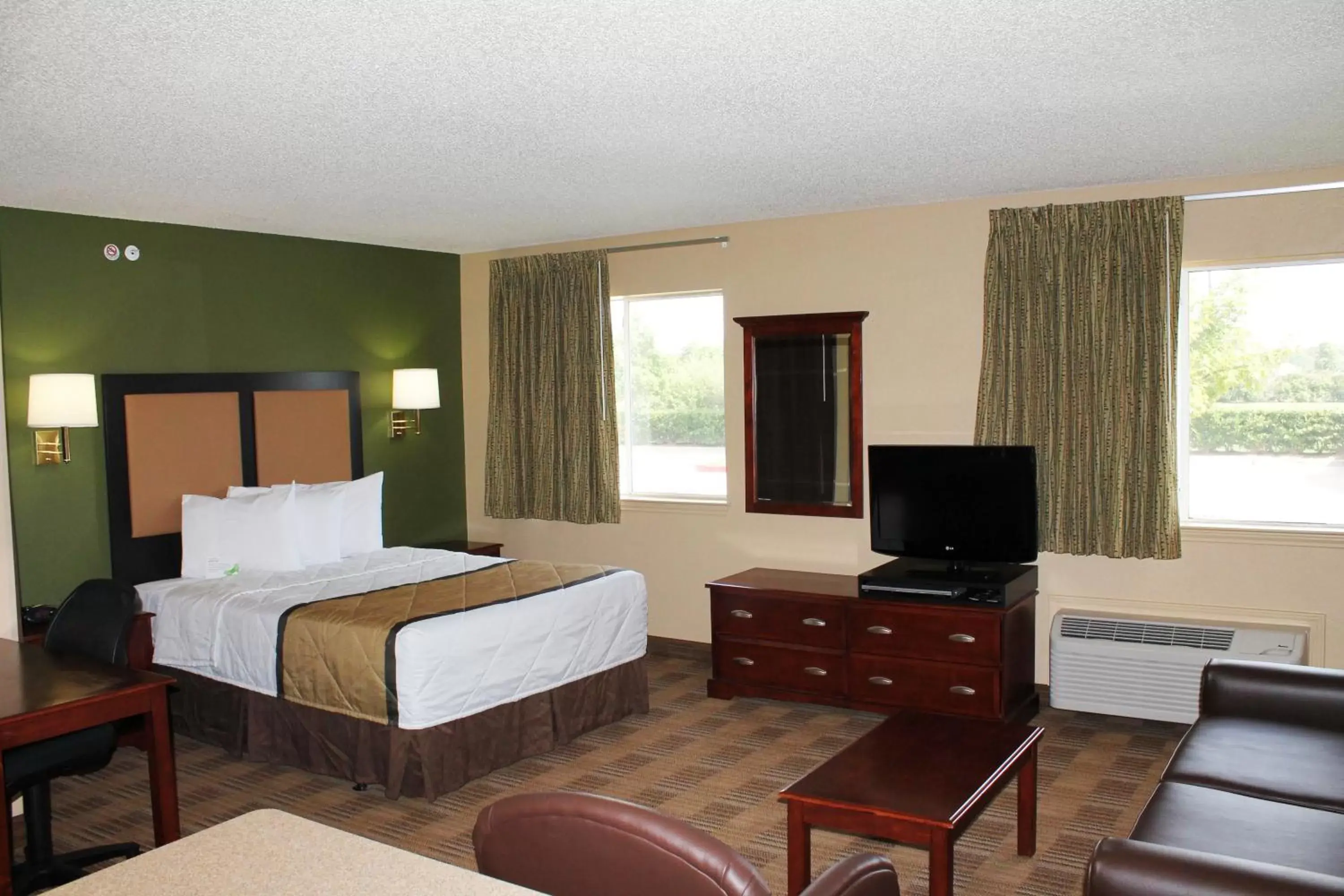 Bed in Extended Stay America Suites - Houston - Sugar Land