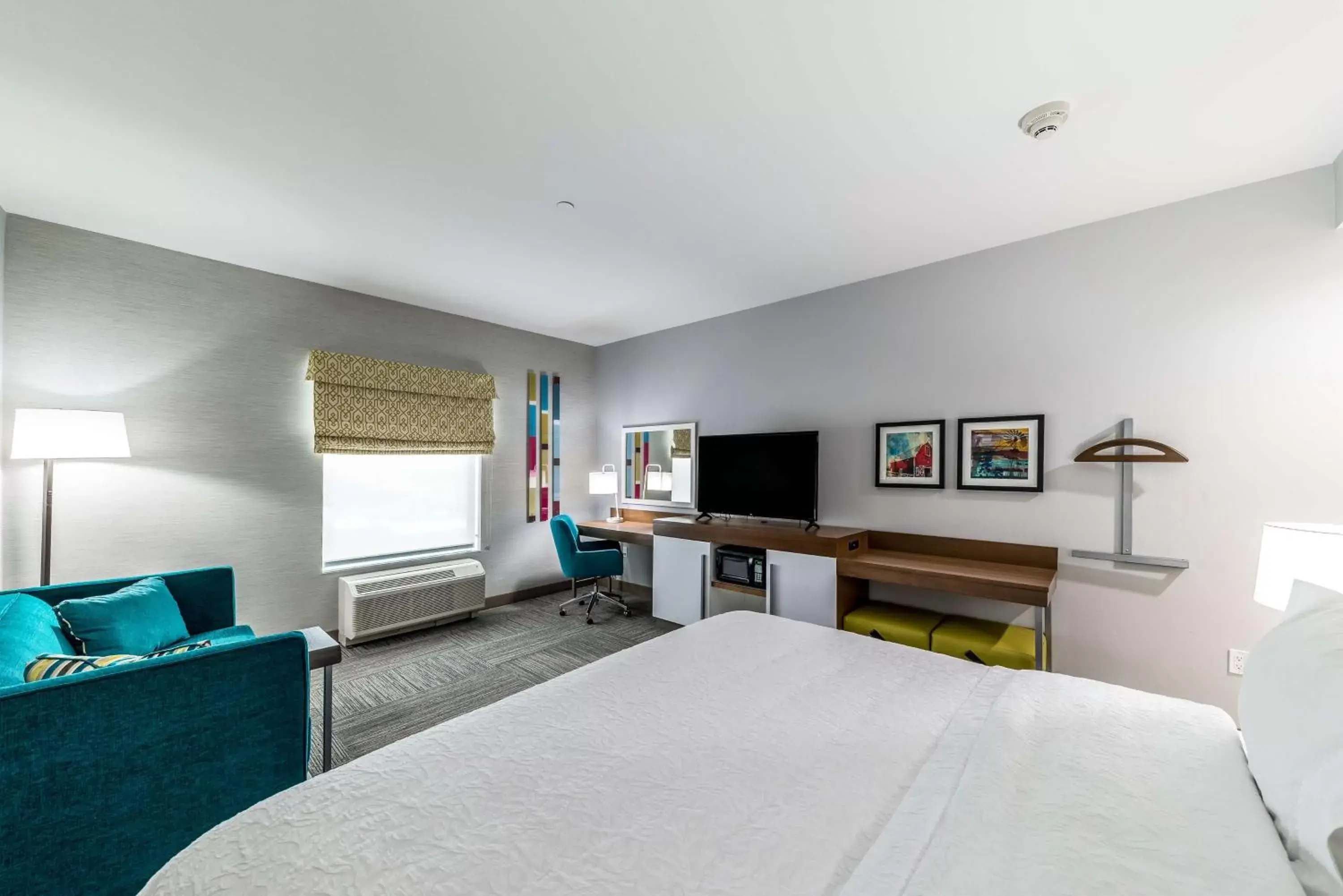 Bedroom, TV/Entertainment Center in Hampton Inn & Suites Tulsa-Woodland Hills