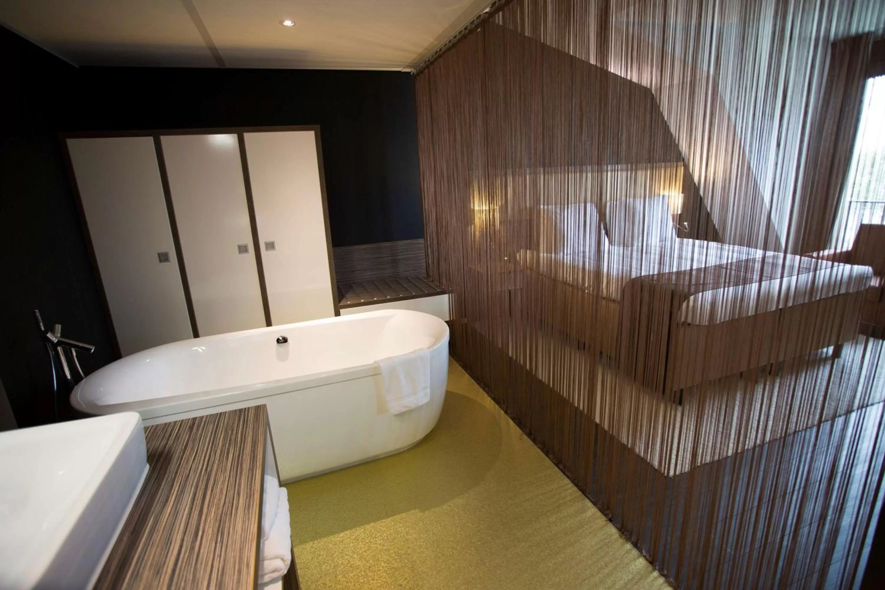 Shower, Bed in City Hotel Gouda, WorldHotels Crafted Collection