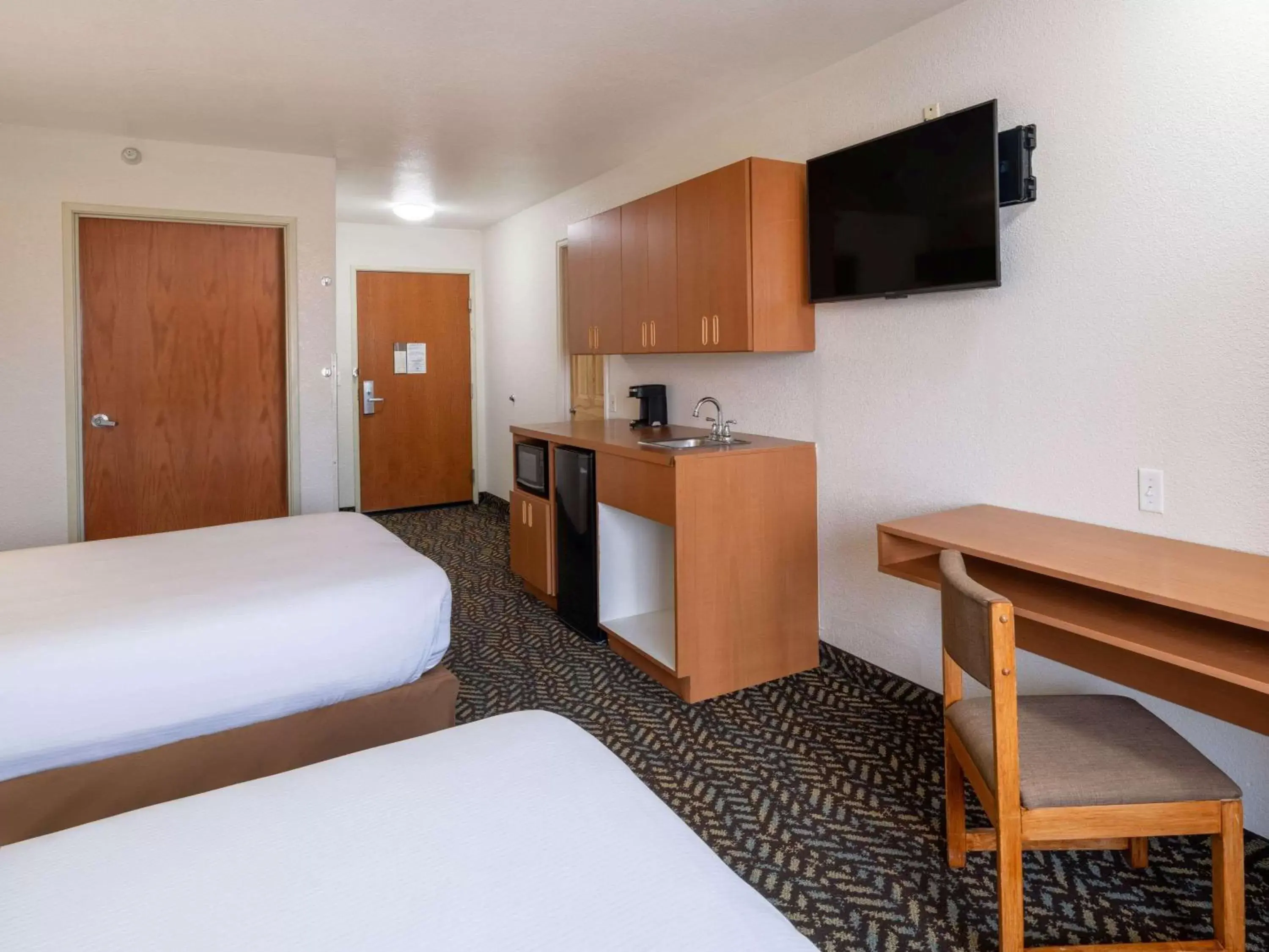 Photo of the whole room, Bed in Microtel Inn & Suites by Wyndham Salt Lake City Airport