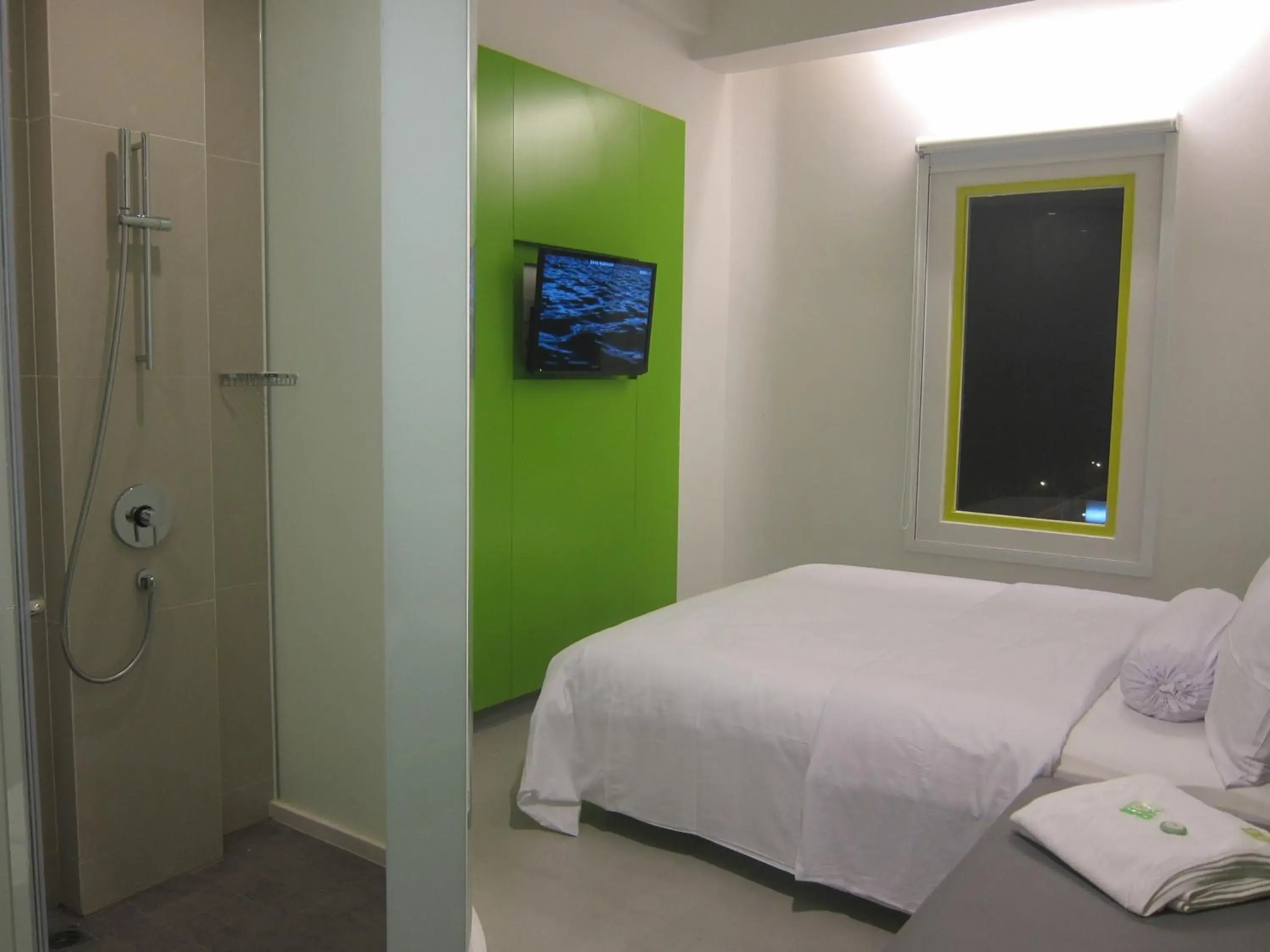 Bathroom, Bed in POP! Hotel Diponegoro Surabaya