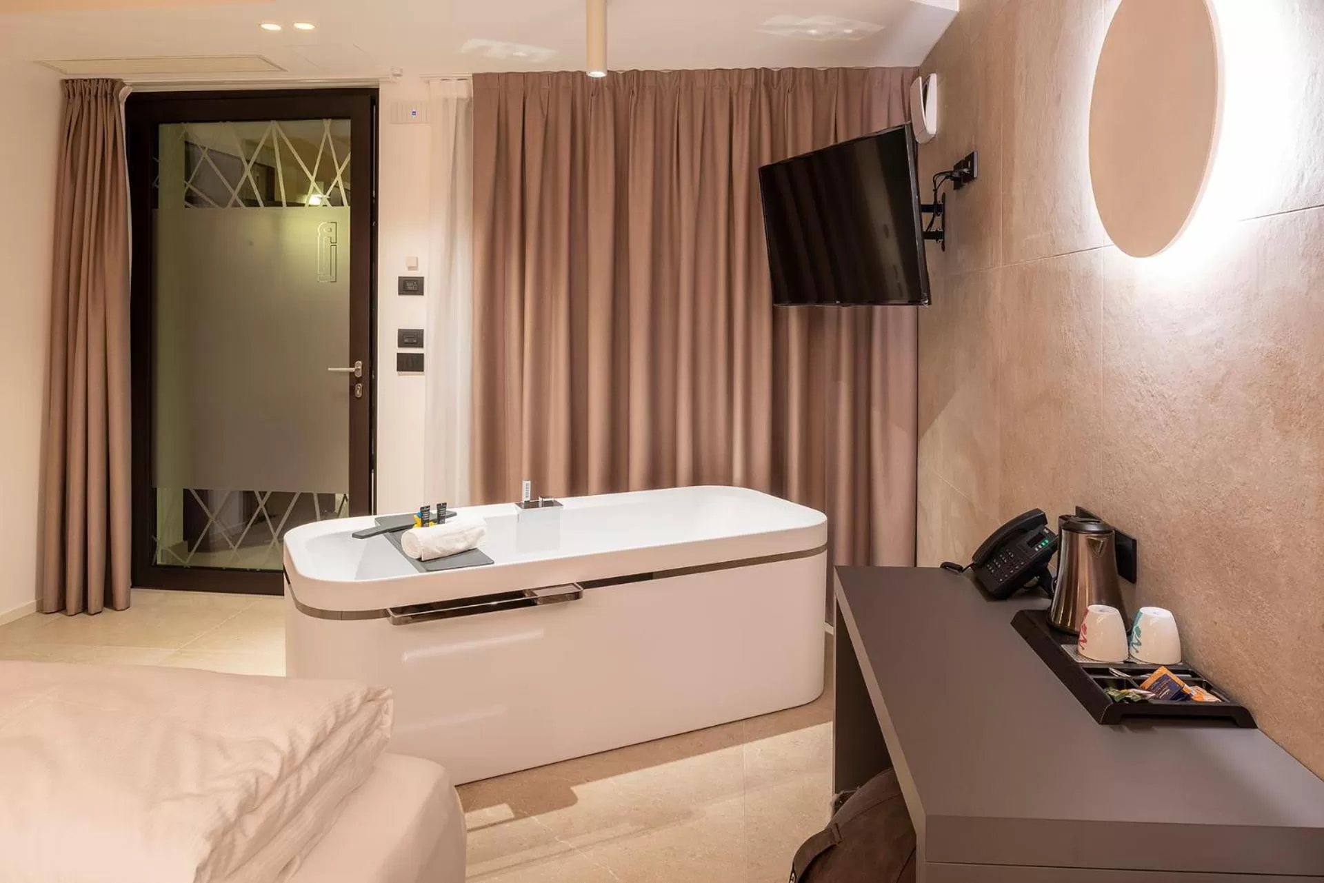 Bath, Bed in Relais Limonaia - Suites & Garden SPA