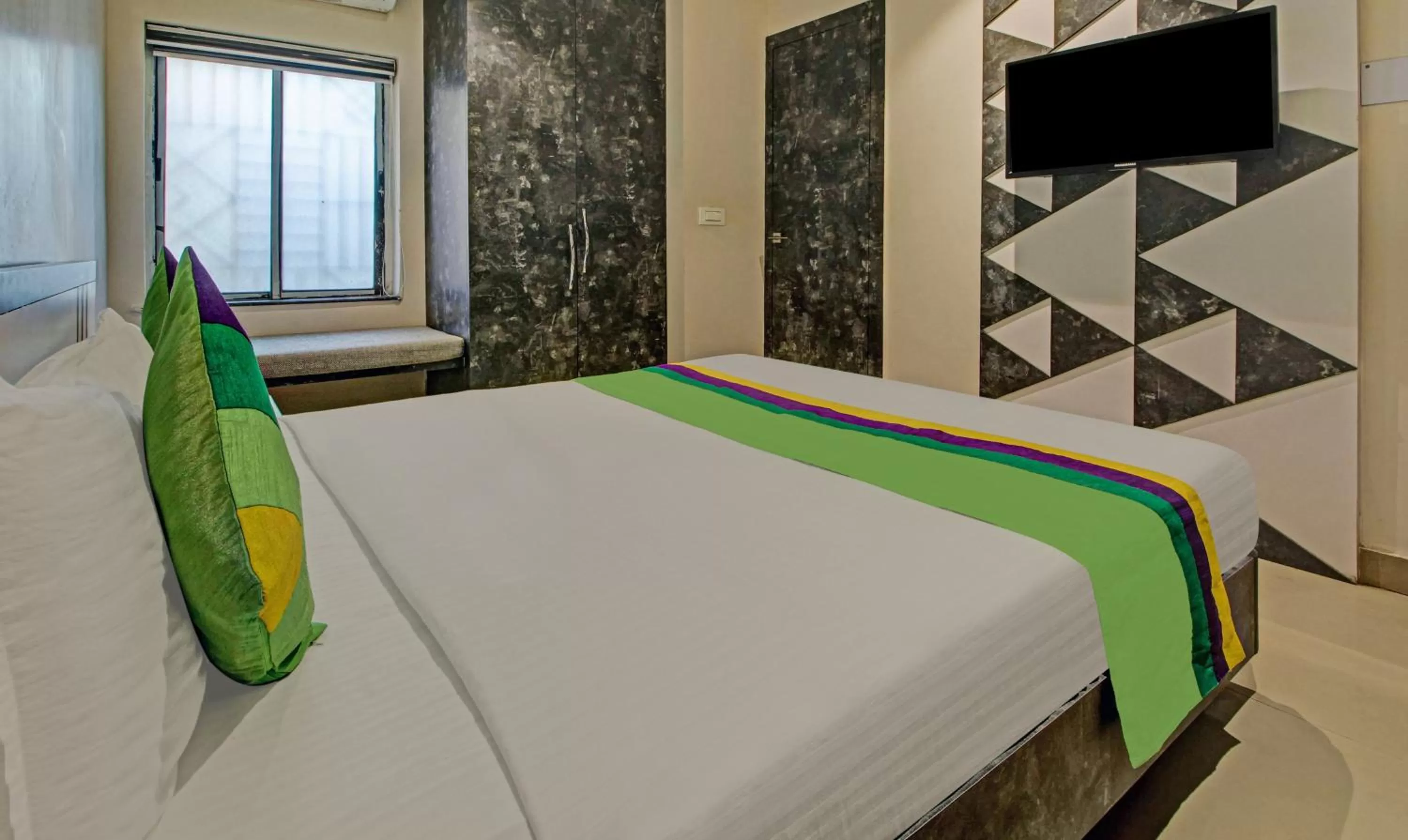 Bed in Treebo Glassotel Near Ruby Hospital