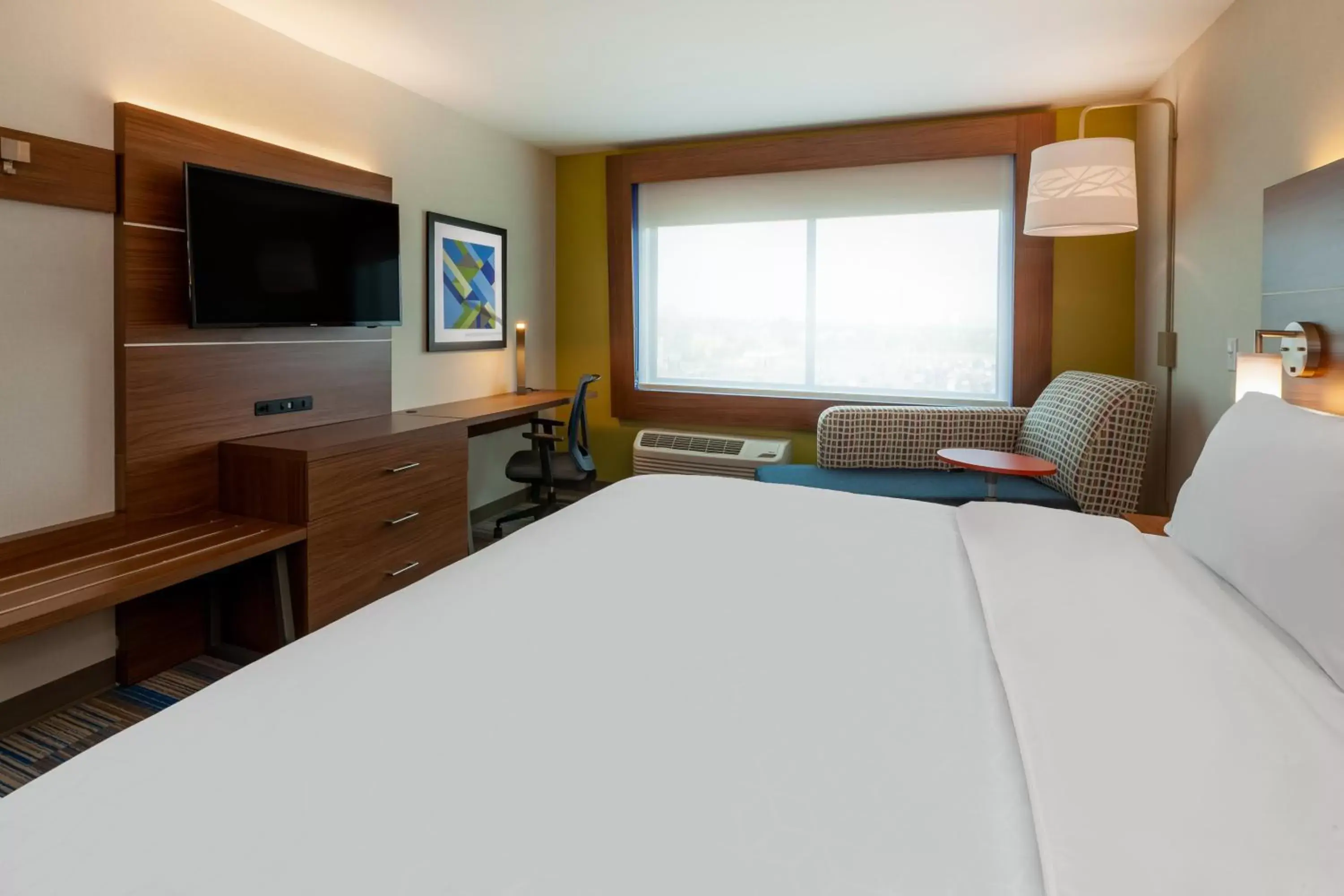 Photo of the whole room, Bed in Holiday Inn Express & Suites Brunswick-Harpers Ferry Area, an IHG Hotel