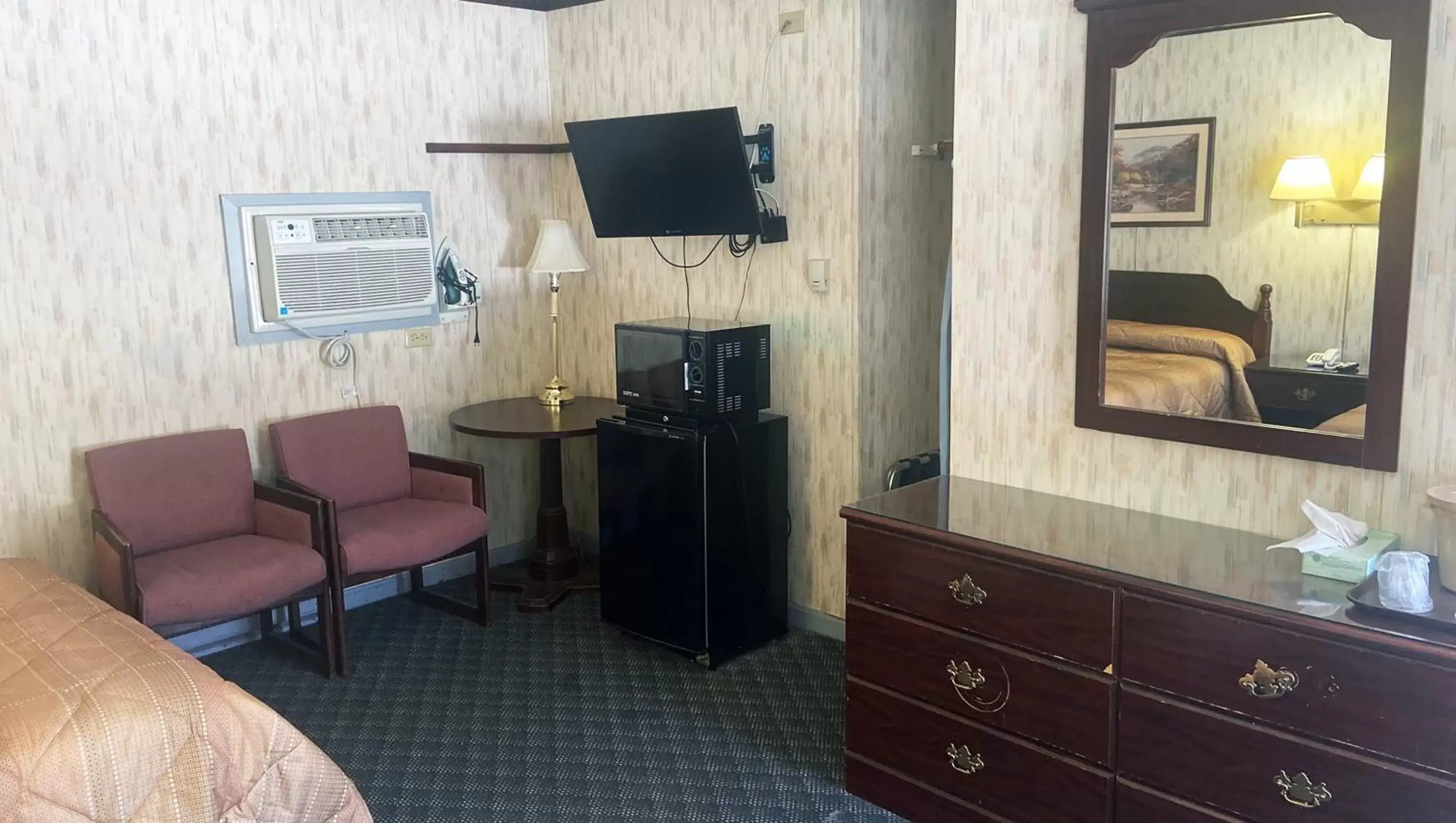 Bedroom, TV/Entertainment Center in Pleasant Valley Motel West Stockbridge