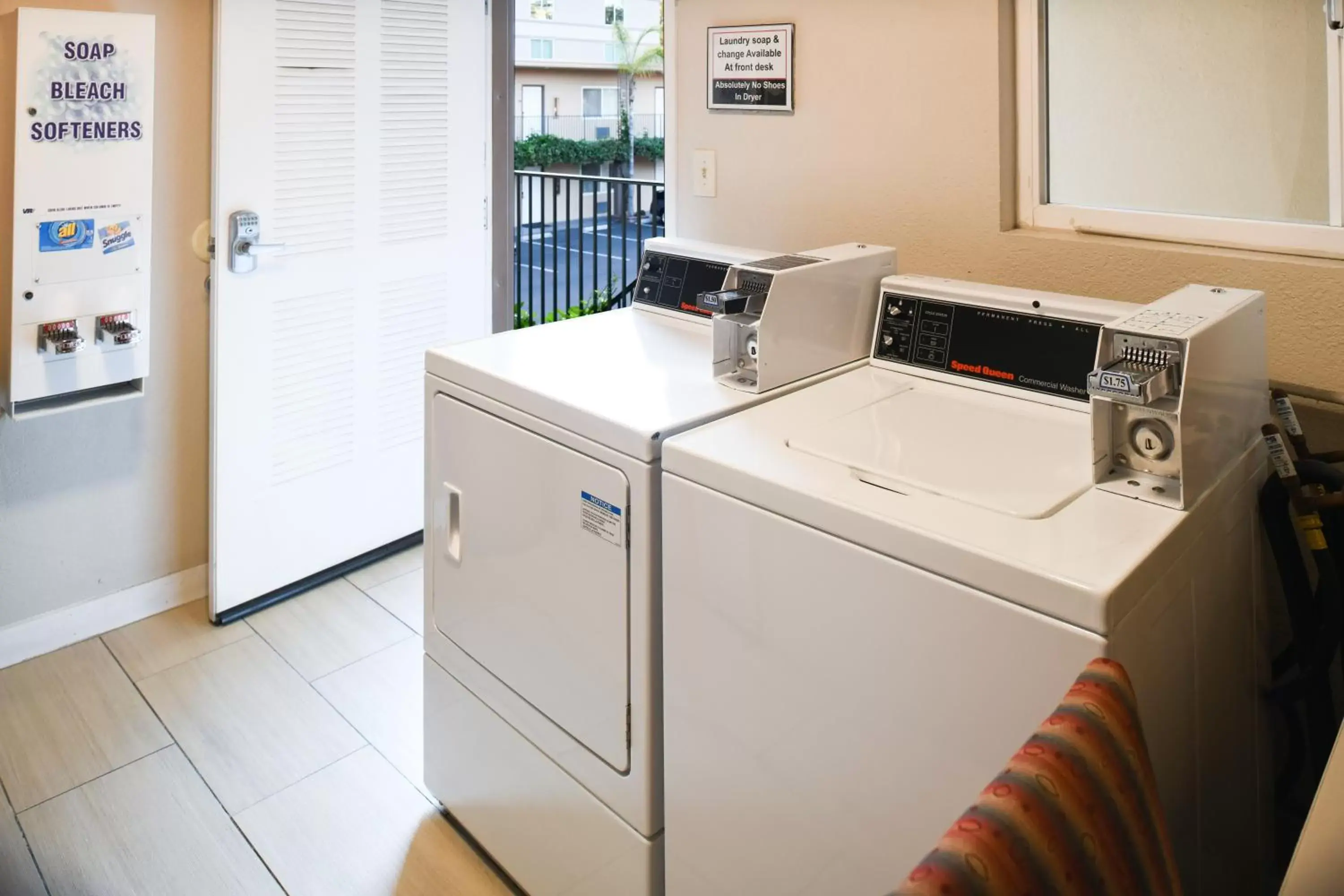 laundry, Kitchen/Kitchenette in Anaheim Islander Inn and Suites