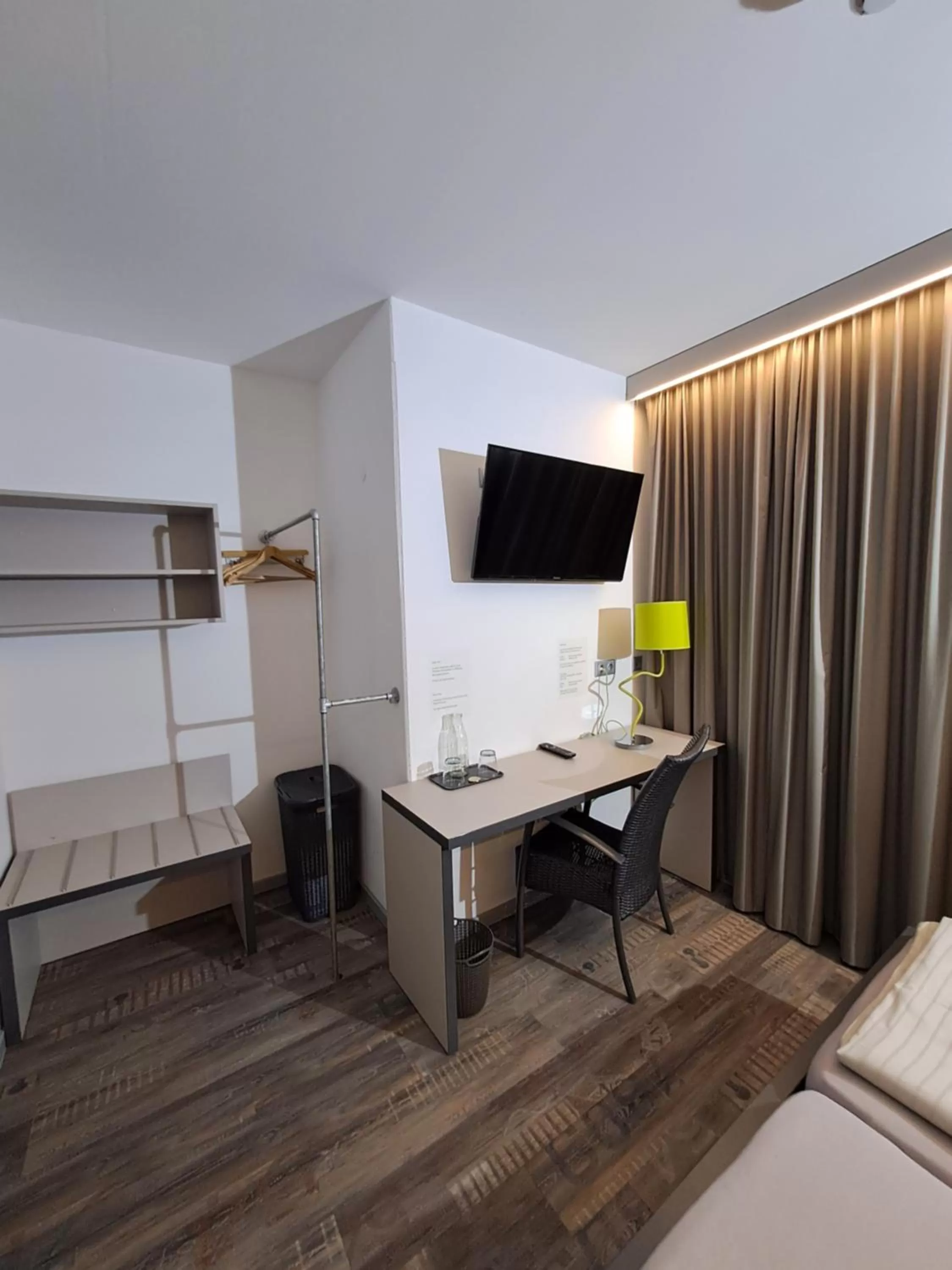 hair dresser, Bed in Hotel Eulensteins