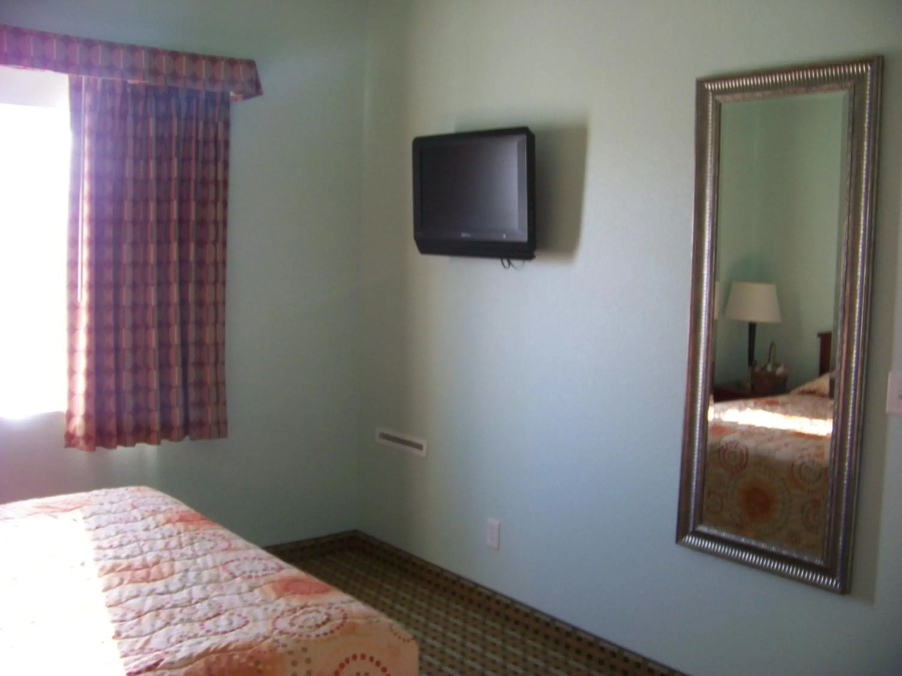 Bedroom, TV/Entertainment Center in Days Inn & Suites by Wyndham Columbus NE
