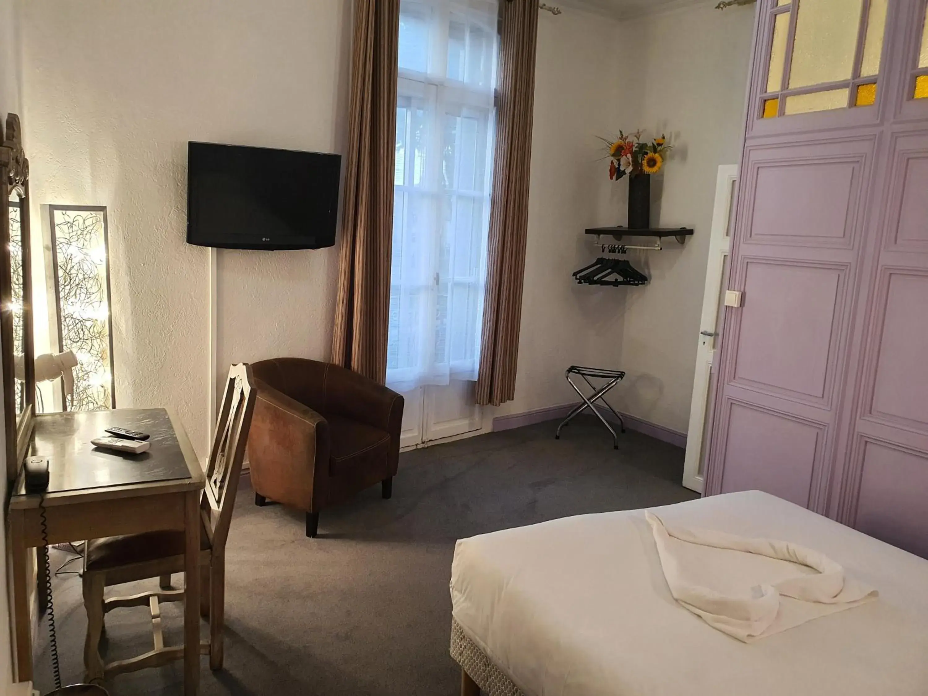 Bed, TV/Entertainment Center in Hotel De France