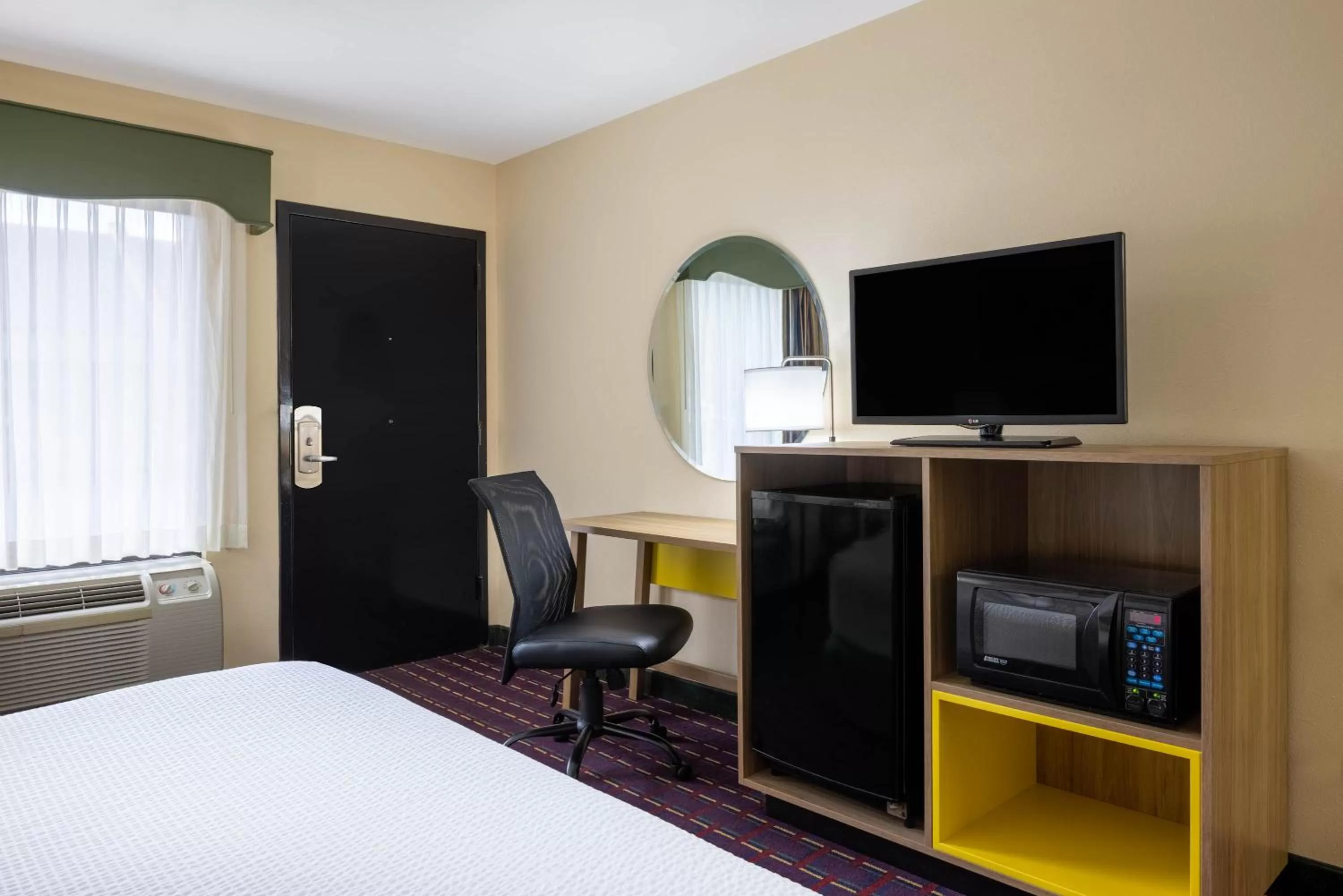 TV and multimedia, Bed in Days Inn by Wyndham Murphy
