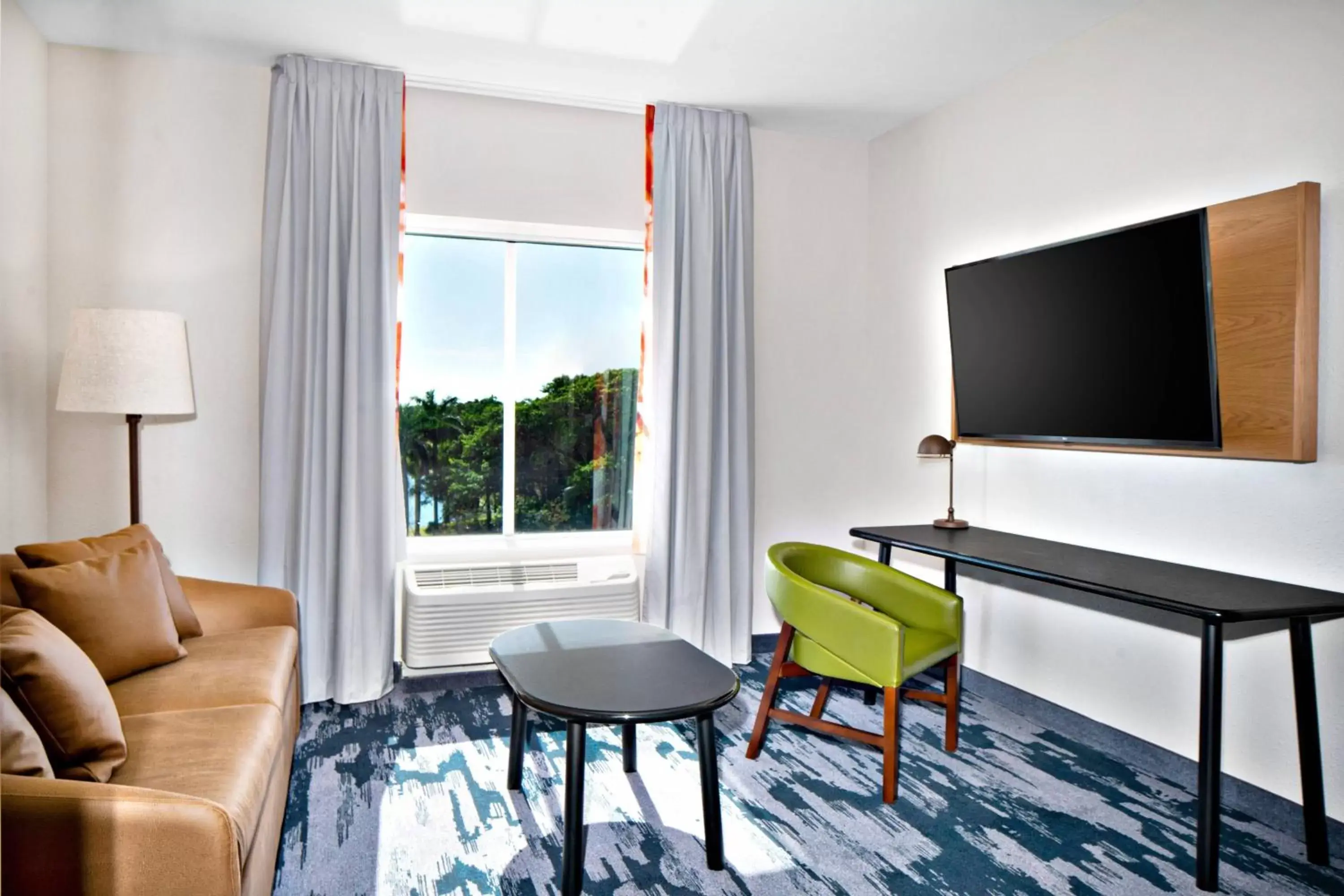 Bedroom, TV/Entertainment Center in Fairfield by Marriott Inn & Suites Deerfield Beach Boca Raton