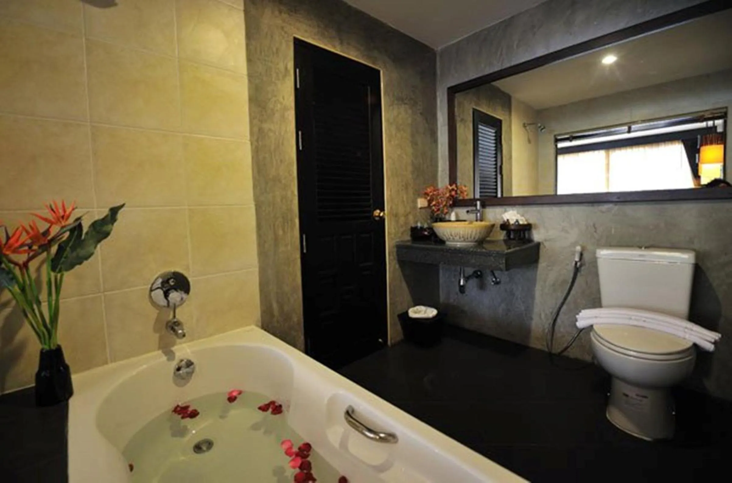 Bathroom in Siralanna Hotel