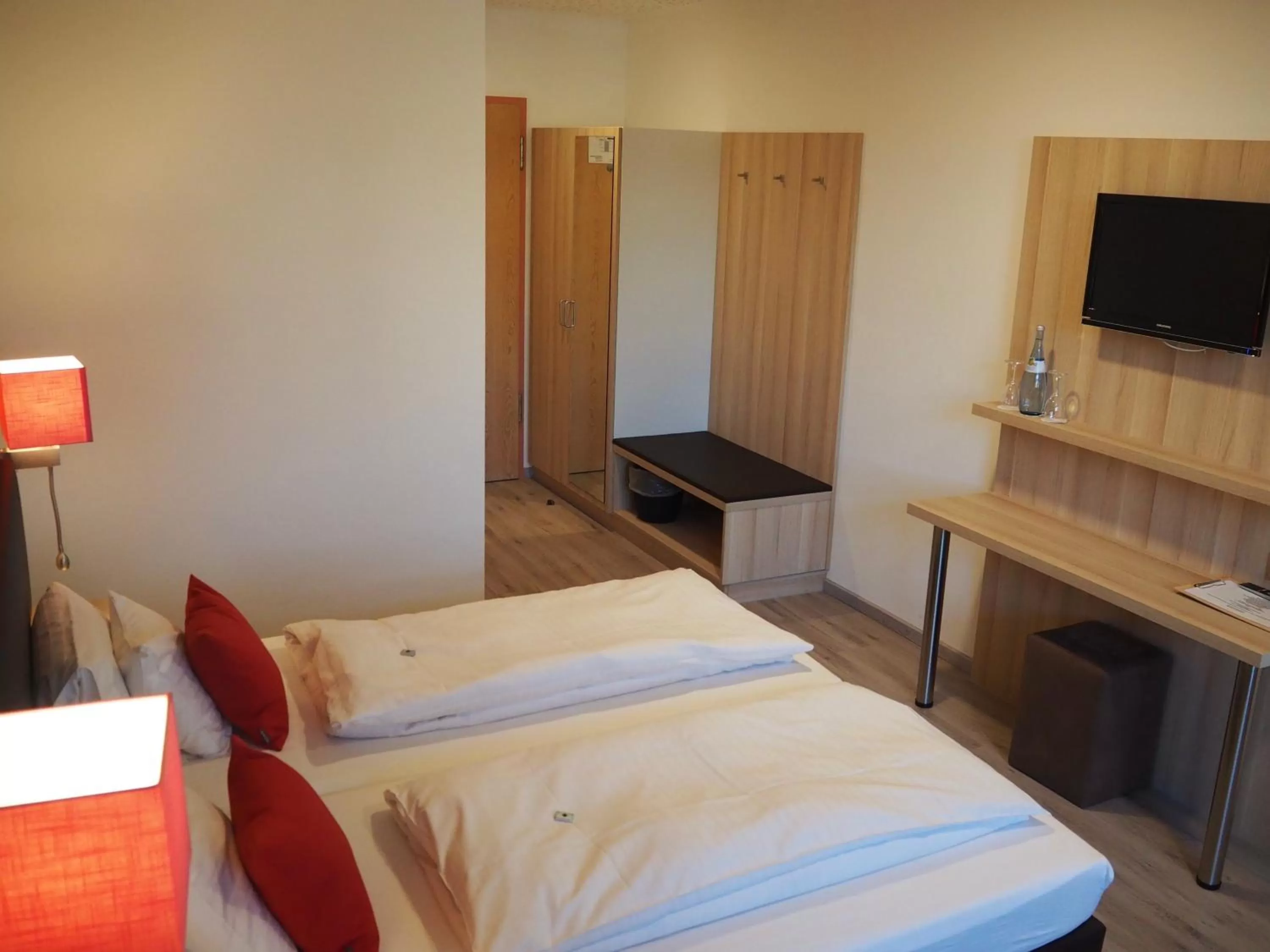 Photo of the whole room, Bed in Hotel „Zur Linde“