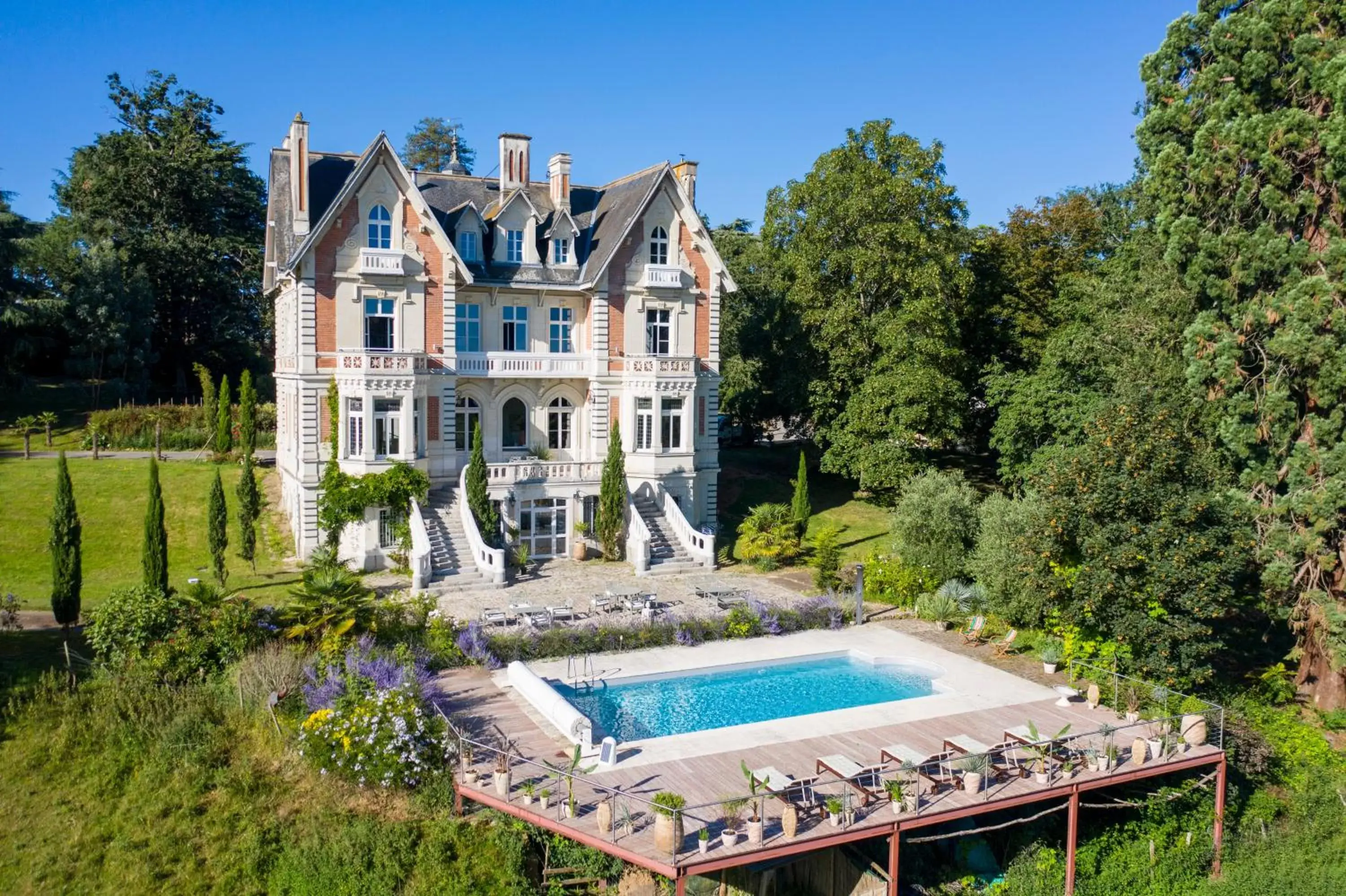 Property building, Pool View in Château des Forges par Slow Village