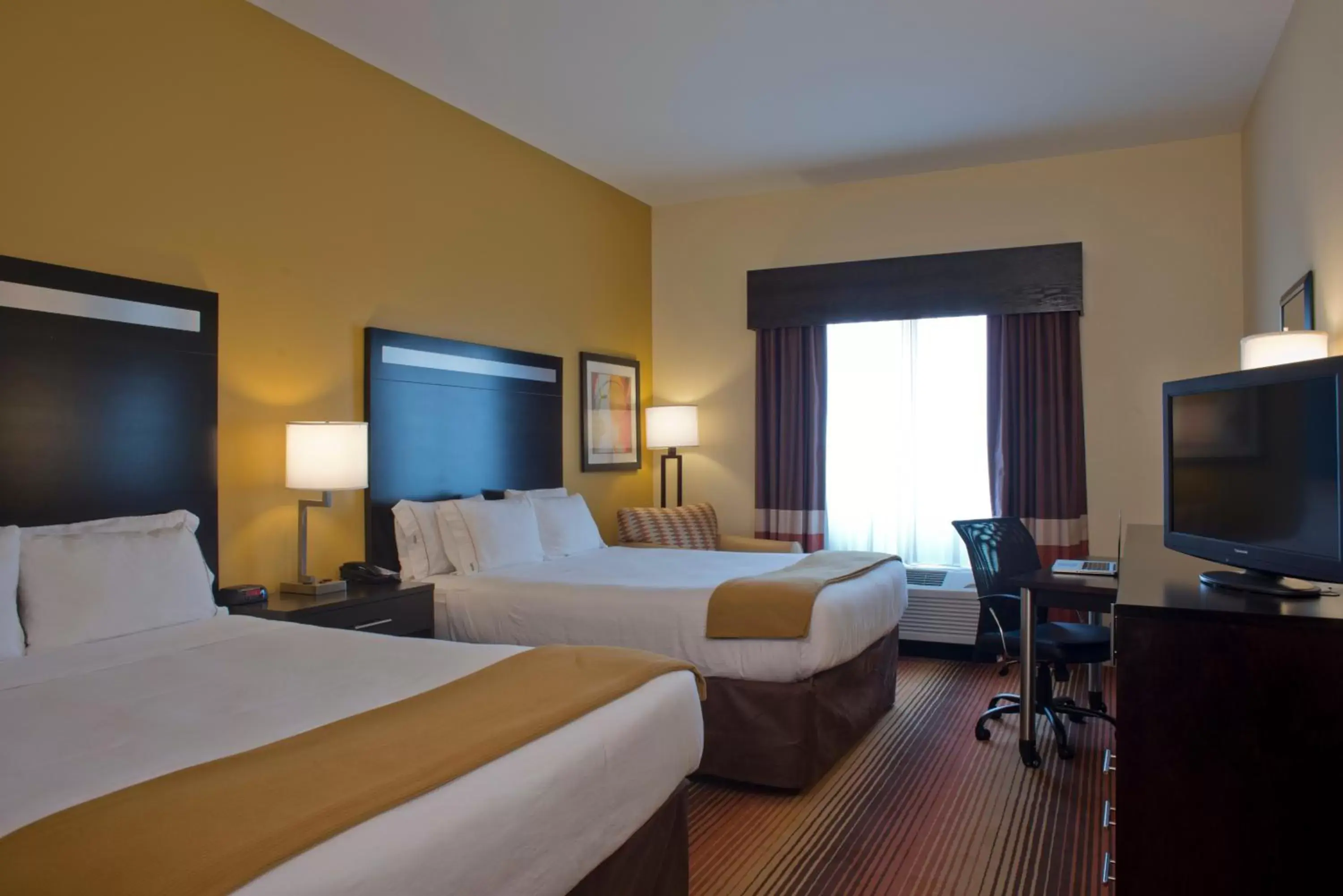 Photo of the whole room, Bed in Holiday Inn Express Hotel & Suites Prattville South, an IHG Hotel