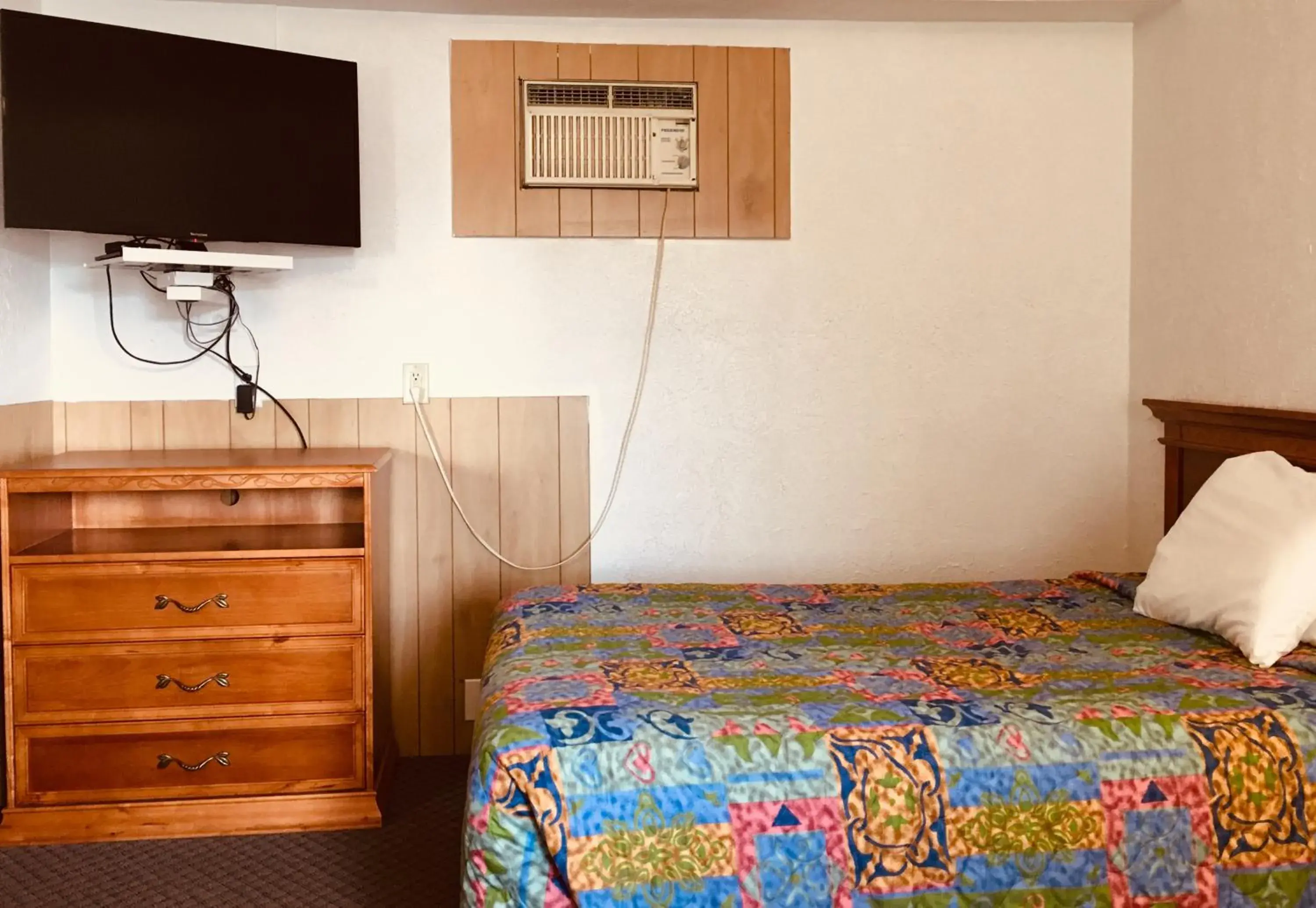 TV and multimedia, Bed in North Country American Inn