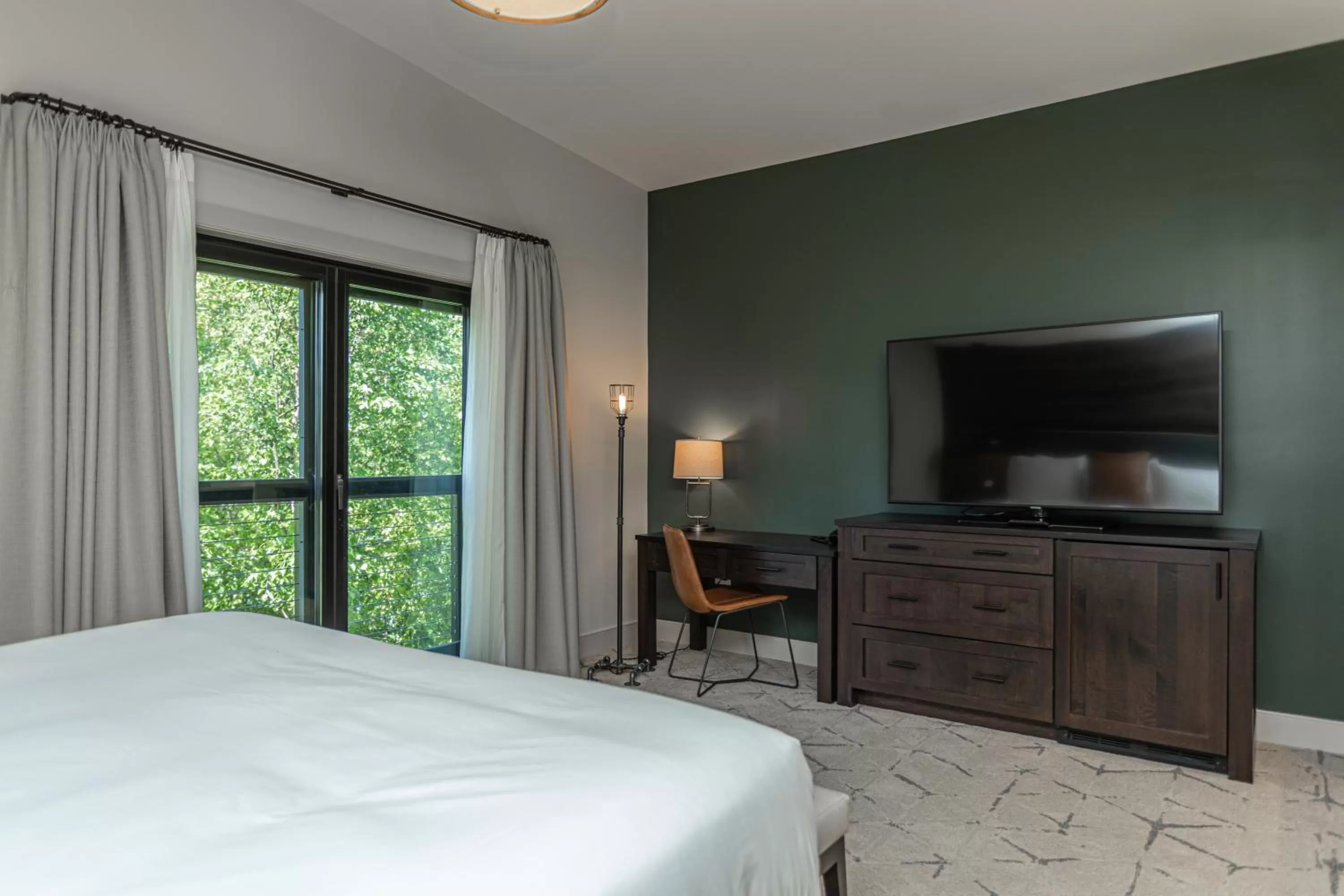 Deluxe King Room in Ghost Light Inn