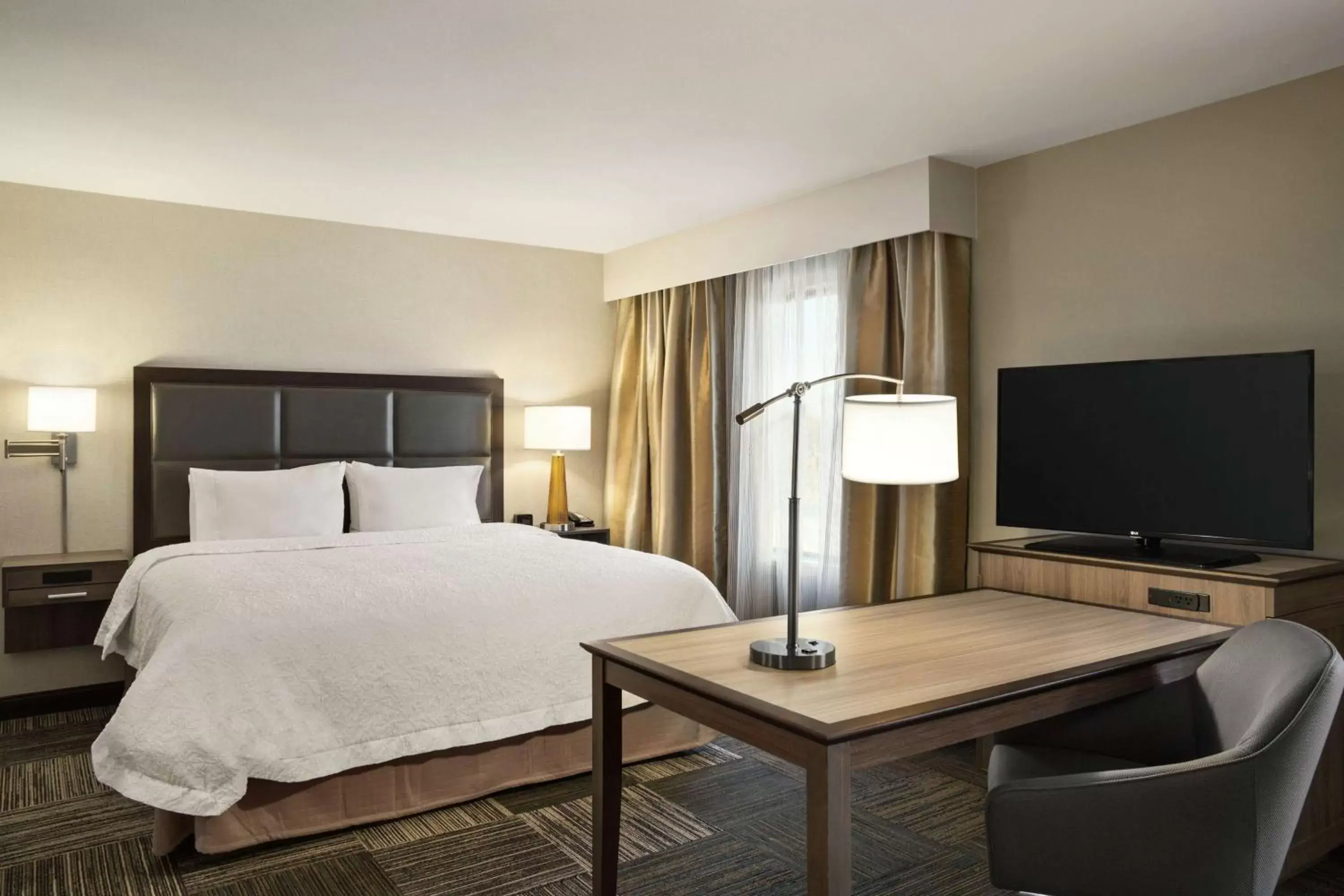 Bedroom, Bed in Hampton Inn & Suites Minooka