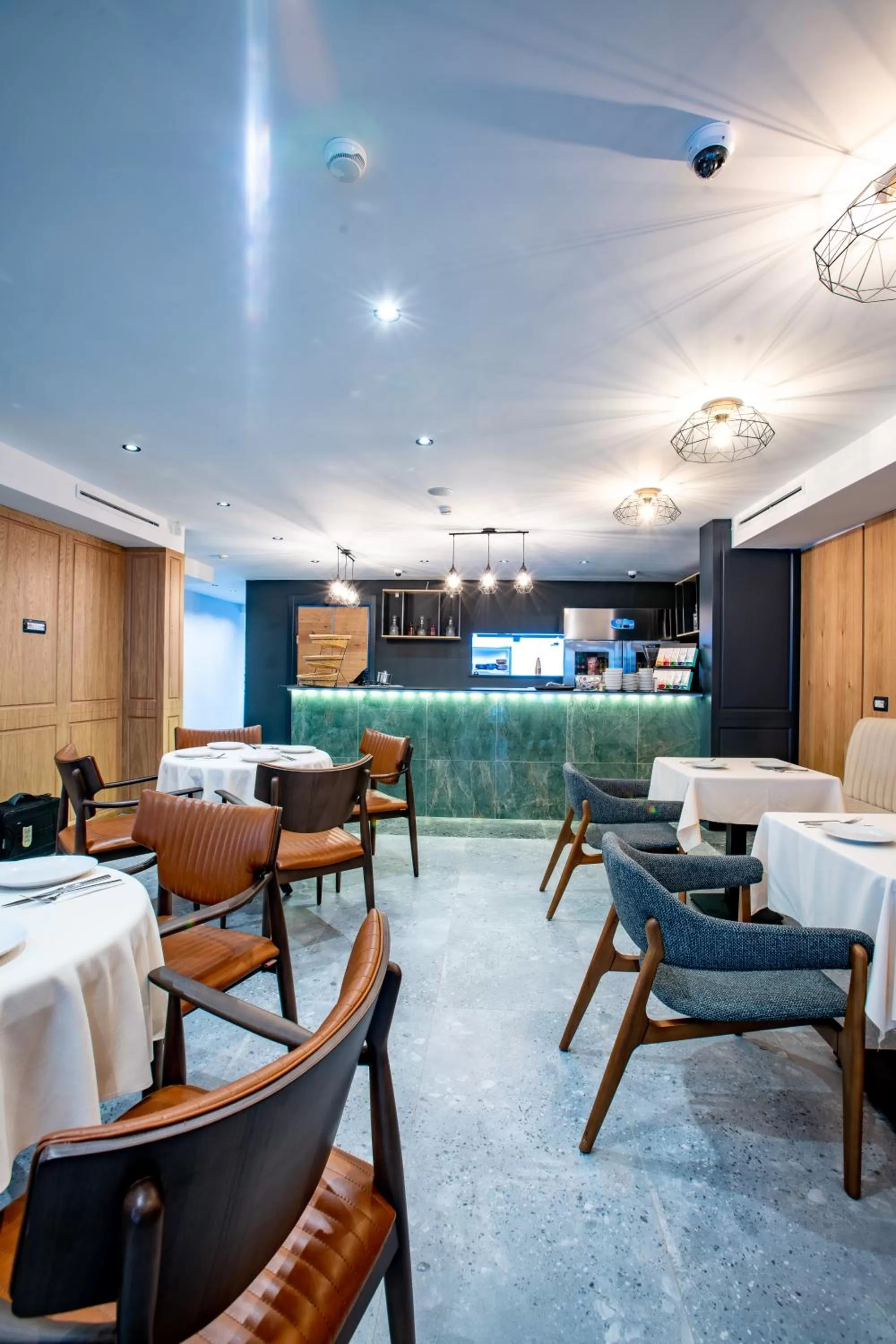 Restaurant/places to eat in Ador Hotel