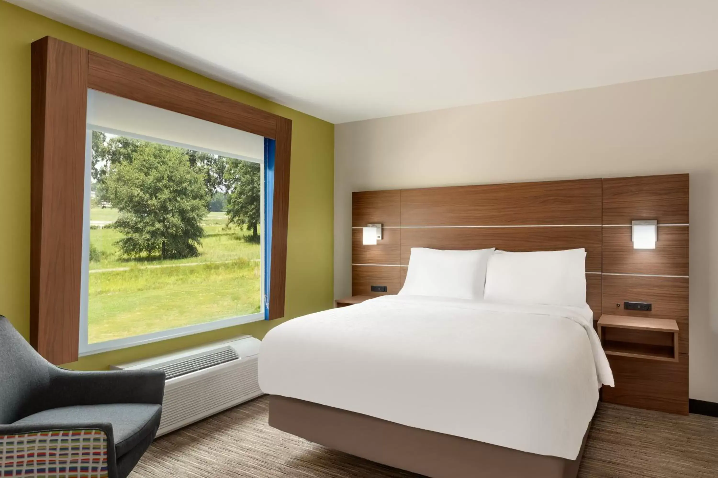 Bed in Holiday Inn Express & Suites Searcy, an IHG Hotel