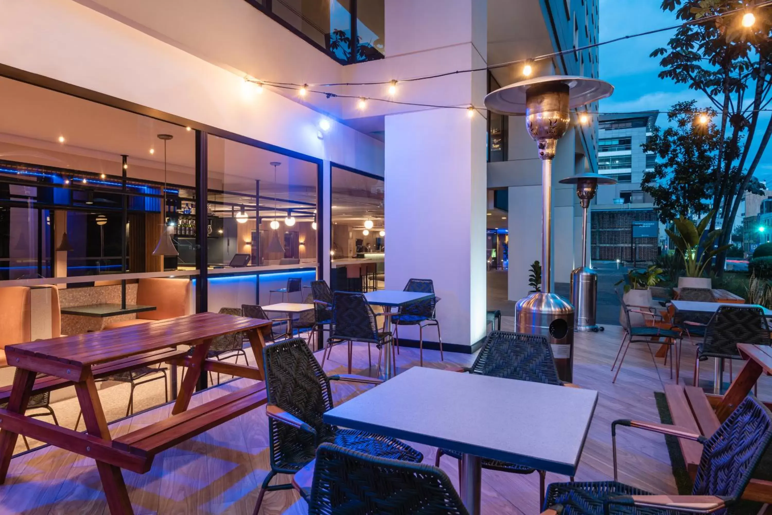 Lounge or bar, Restaurant/Places to Eat in Novotel Bogota Parque 93