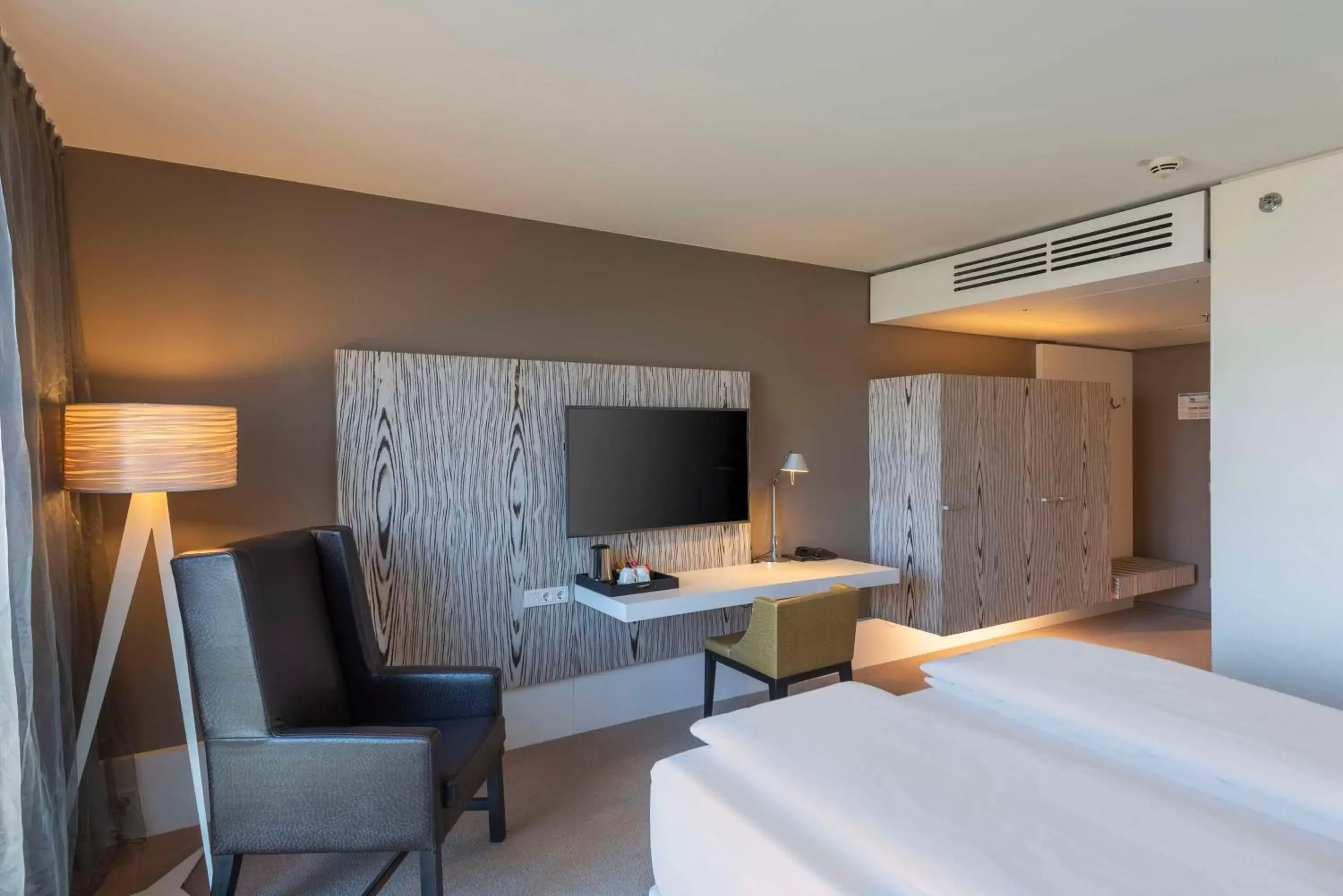 Bedroom, TV/Entertainment Center in Doubletree by Hilton Vienna Schonbrunn