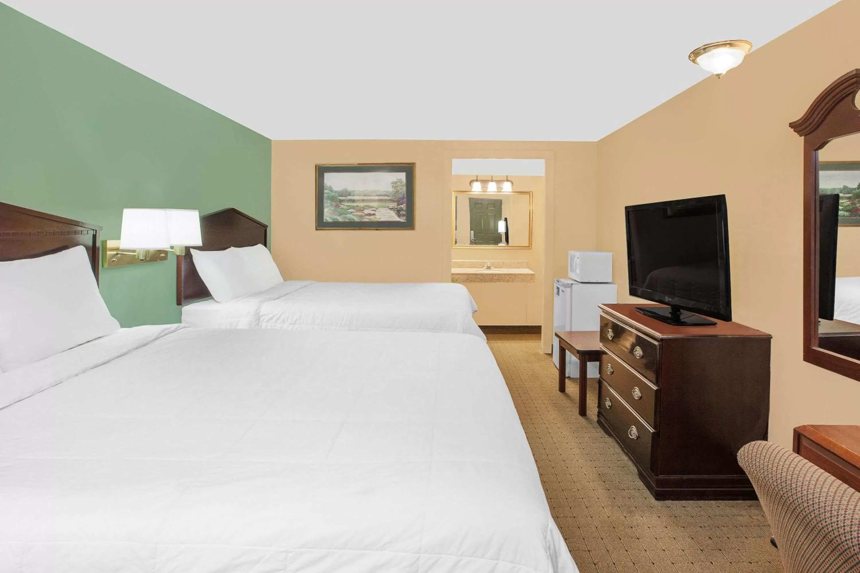 Photo of the whole room, Bed in Knights Inn - Battle Creek