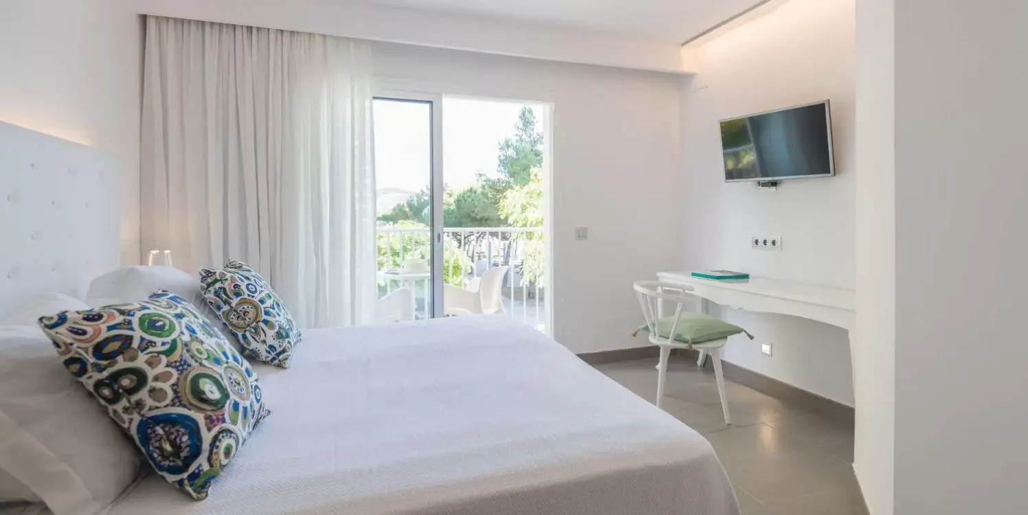 Double Room with Side Sea View and Balcony in Hotel Planamar by Escampa Hotels