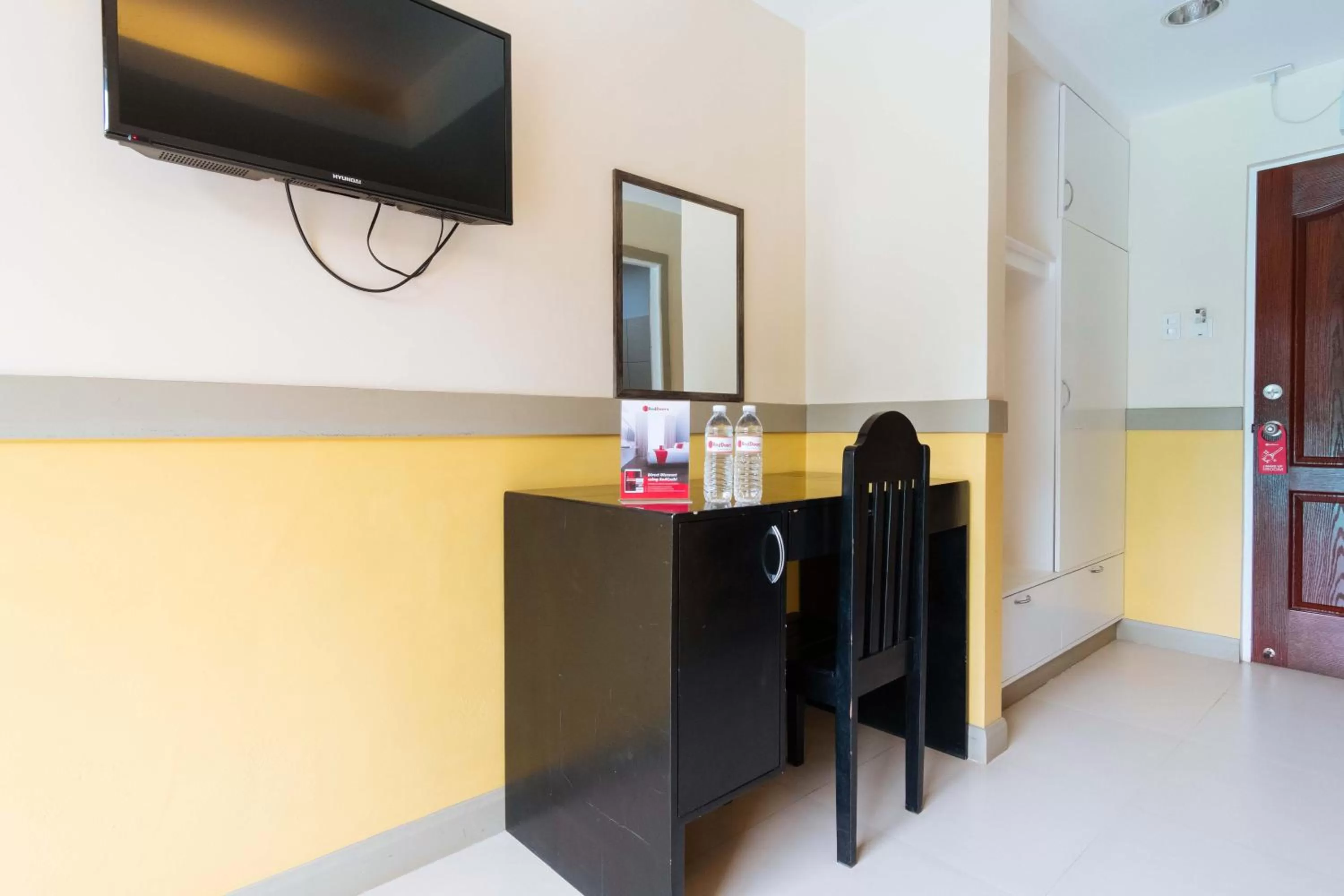 TV and multimedia in RedDoorz Premium @ Gabinete Road Palawan