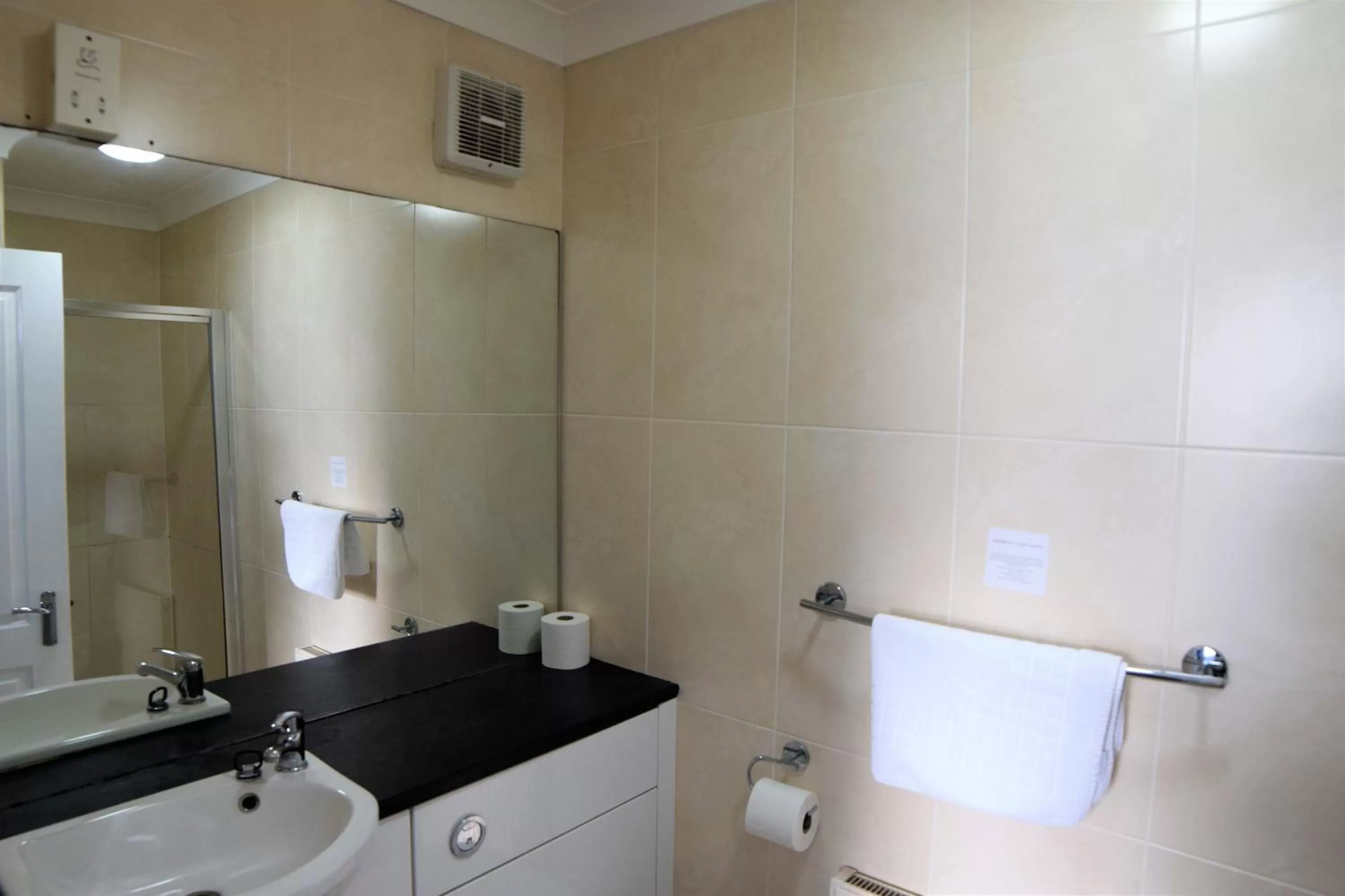 Bathroom in Dovedale Hotel and Restaurant